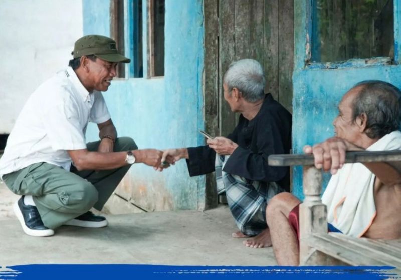 SAPA WARGA: Cabup Ketapang nomor urut 1, Farhan, menyapa warga dari rumah kerumah.