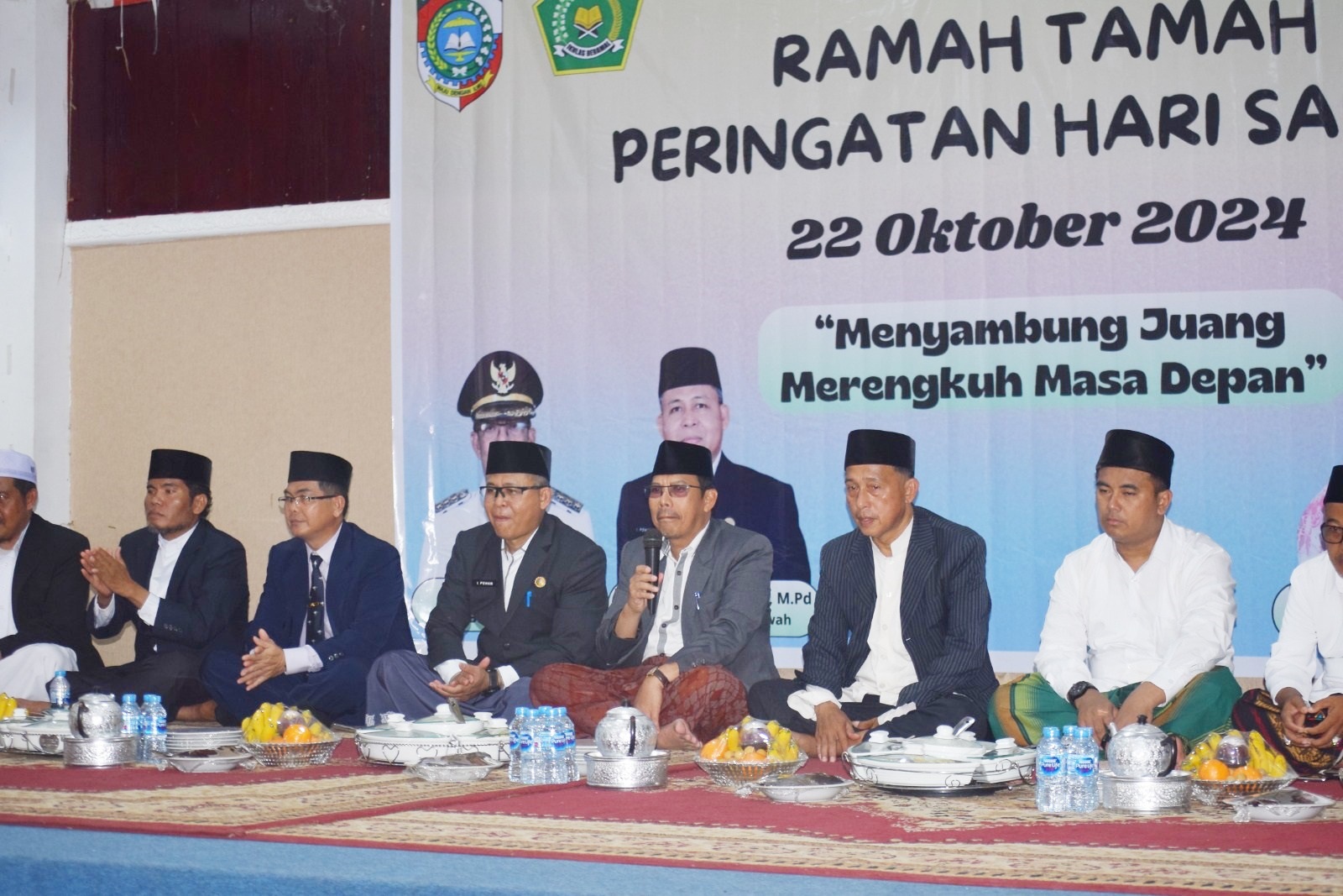 HADIR : Pj Bupati Mempawah Ismail saat menghadiri ramah tamah peringatan hari santri nasional 2024.