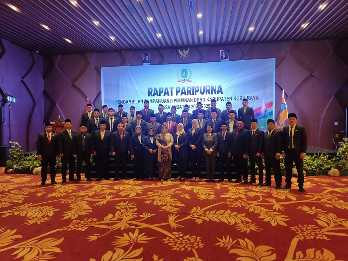 Para Anggota DPRD Kubu Raya berfoto bersama usai pelantikan pimpinan DPRD Kubu Raya periode 2024-2029.