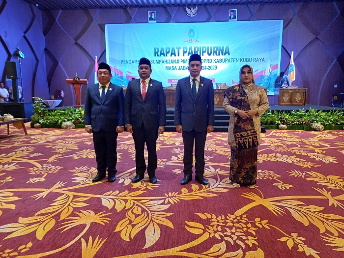 Empat pimpinan DPRD Kubu Raya menjalani pengambilan sumpah dan janji menjadi pimpinan DPRD Kubu Raya periode 2024-2029.