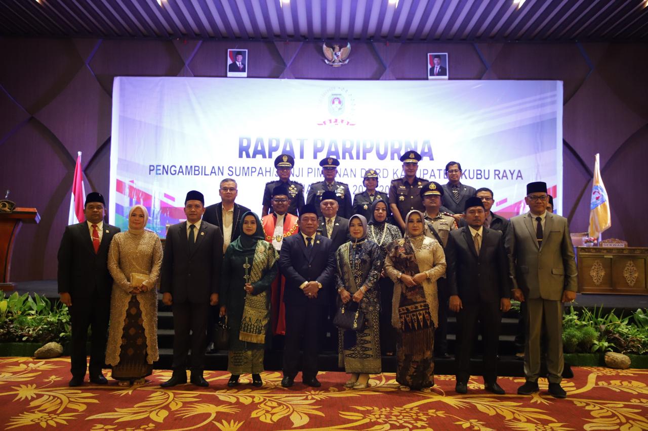 Pimpinan DPRD Kubu Raya berfoto bersama Sekda Kubu Raya Yusran Anizam dan unsur Forkopimda Kubu Raya.