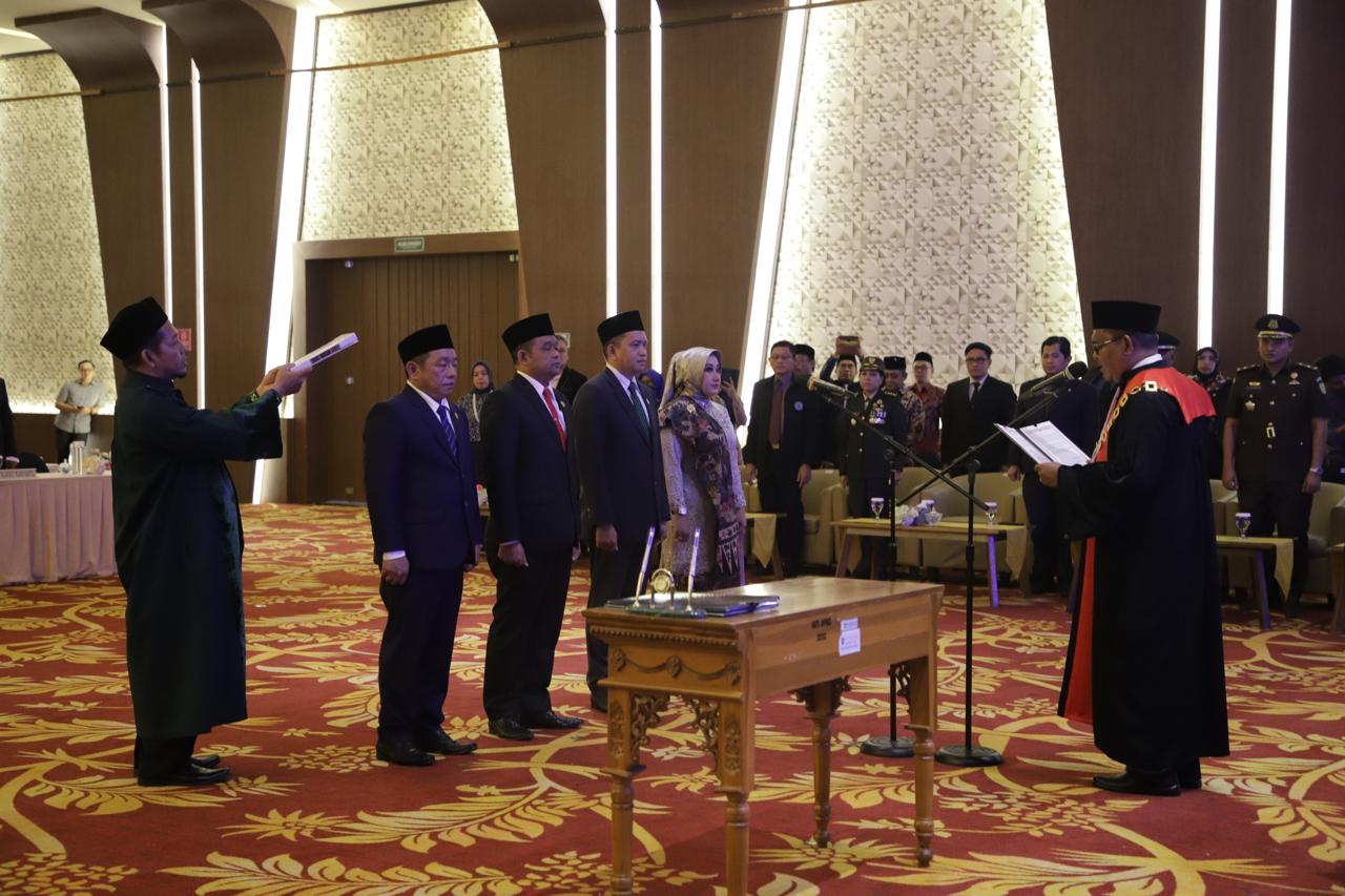Empat pimpinan DPRD Kubu Raya menjalani pengambilan sumpah dan janji menjadi pimpinan DPRD Kubu Raya periode 2024-2029.