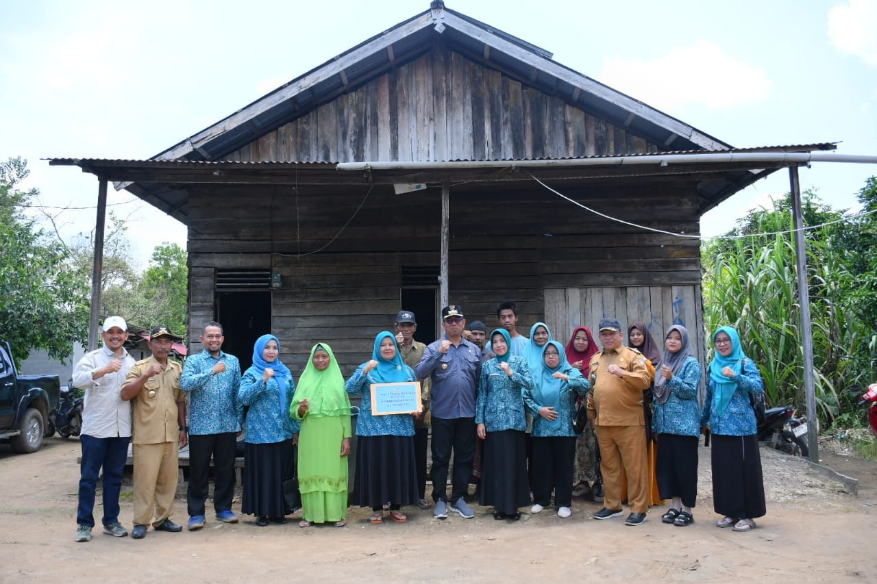 BANTUAN: Penjabat Bupati Kayong Utara Alfian mengunjungi rumah warga penerima bantuan di Desa Wonorejo, Kecamatan Seponti, pada Selasa (22/10).