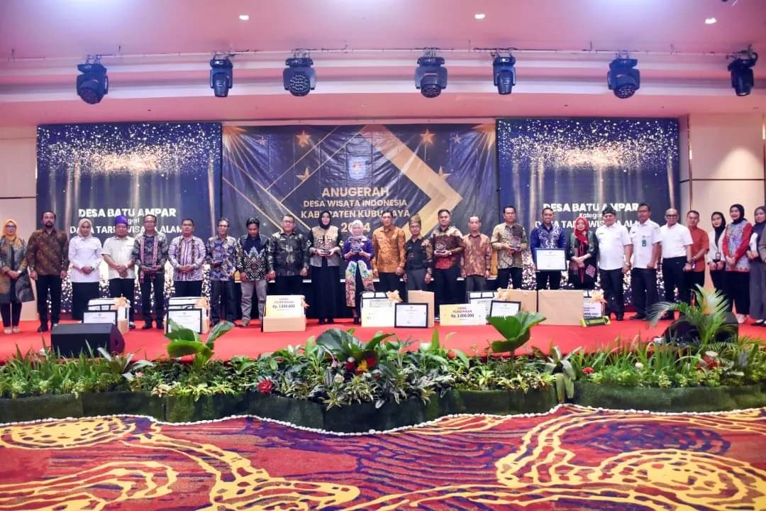 DIABADIKAN: Kadisporapar Kubu Raya, Rini Kurnia Solihat bersama Sekda Kubu Raya, Yusran Anizam dan sejumlah pihak terkait lainnya berfoto bersama perwakilan enam desa wisata penerima penghargaan ADWI