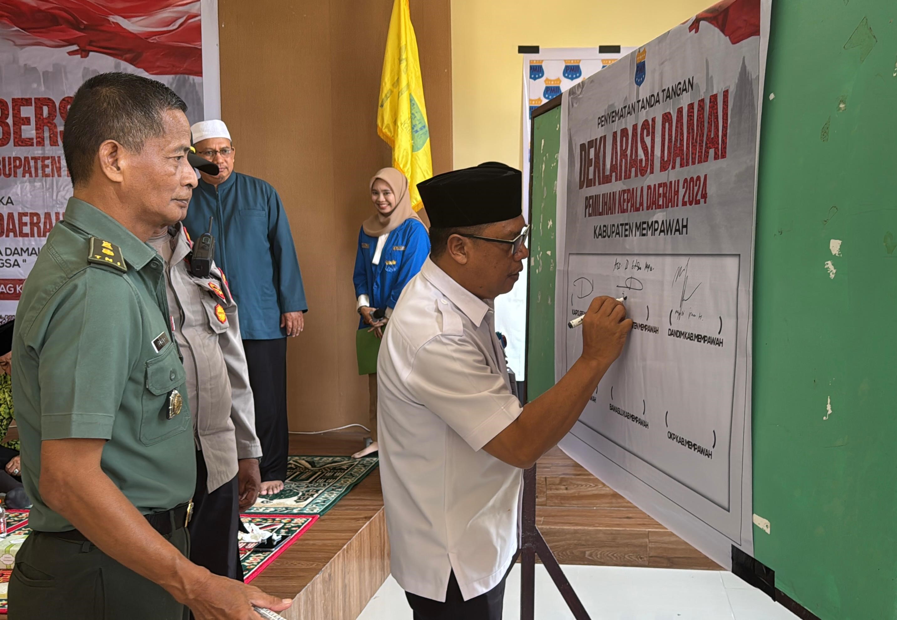 PILKADA:&nbsp;Asisten Ekonomi Pembangunan dan Kesra Jamiril menandatangani deklarasi pilkada damai.
