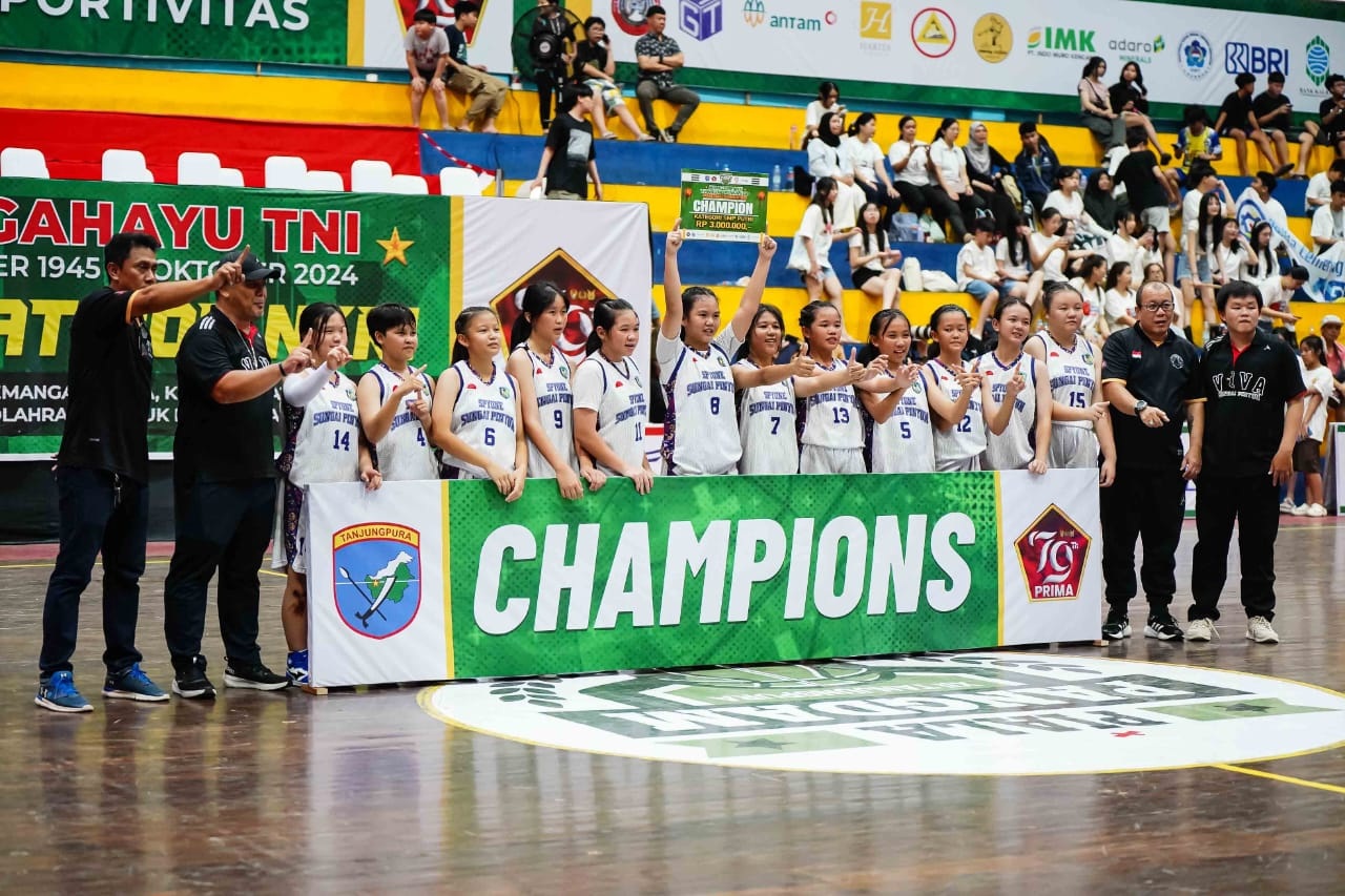 BASKET: Tim siswi SMPN 1 Sungai Pinyuh yang keseluruhan anggotanya merupakan tim basket Viva Sungai Pinyuh berhasil keluar sebagai juara satu Pangdam XII Tanjungpura Cup Basketball Competition 2024