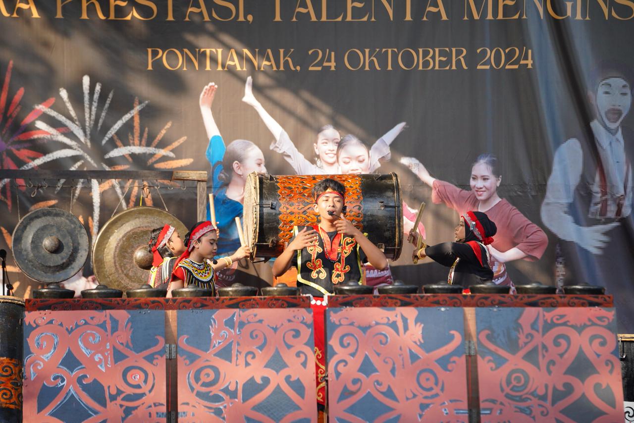 MUSIK: Penampilan seni musik tradisional oleh siswa-siswi SMPN 3 Pontianak.