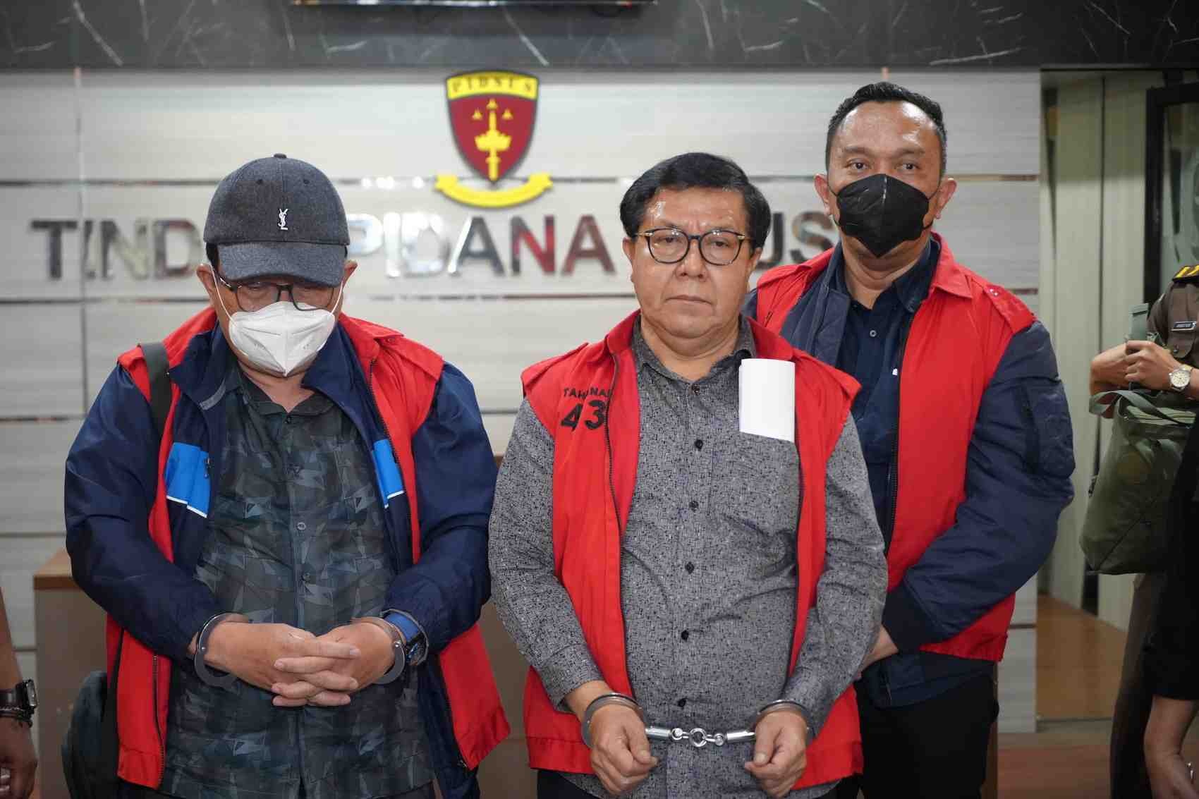DITAHAN: Tiga hakim Pengadilan Negeri Surabaya yang ditangkap Kejaksaan Agung: Erintuah Damanik (tengah), Mangapul (kiri), dan Heru Hanindyo ditahan di Kejaksaan Tinggi Jawa Timur, kemarin.