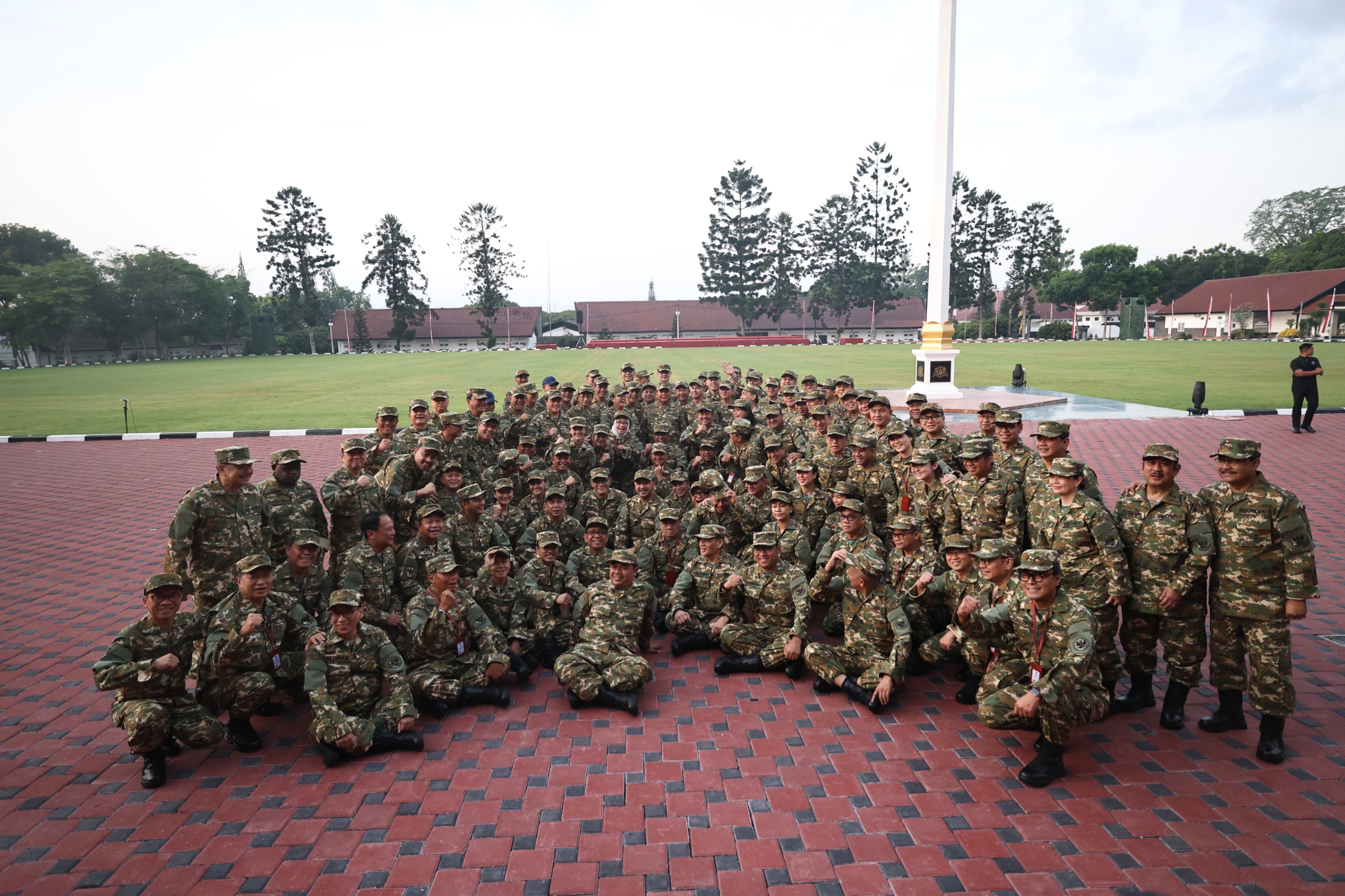 KABINET: Sesi olahraga dan latihan baris berbaris bersama Prabowo Subianto di Lapangan Sapta Marga, Akademi Militer Magelang, Jumat (25/10).