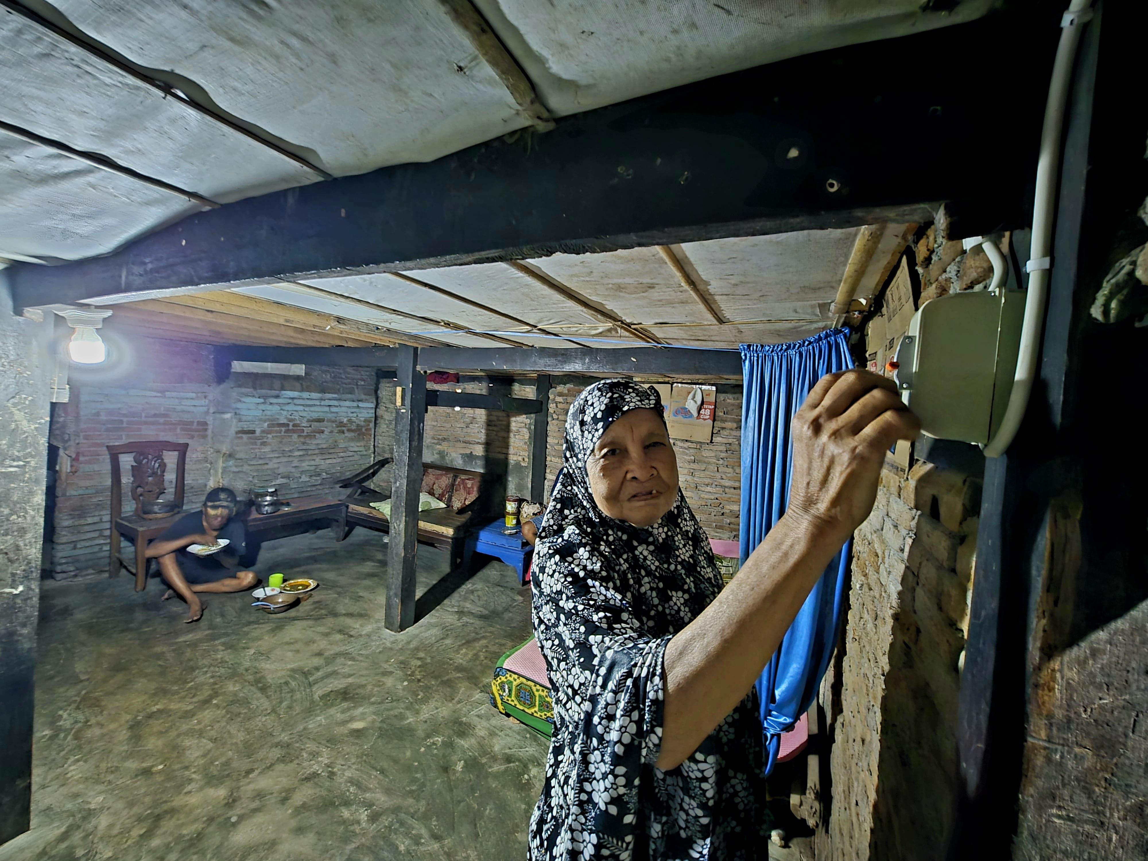 Lija Dg. Tasa, warga Kelurahan Karunrung, Kota Makassar, mengaku bersyukur atas bantuan pasang baru listrik gratis yang dihadirkan oleh PLN untuk dirinya.