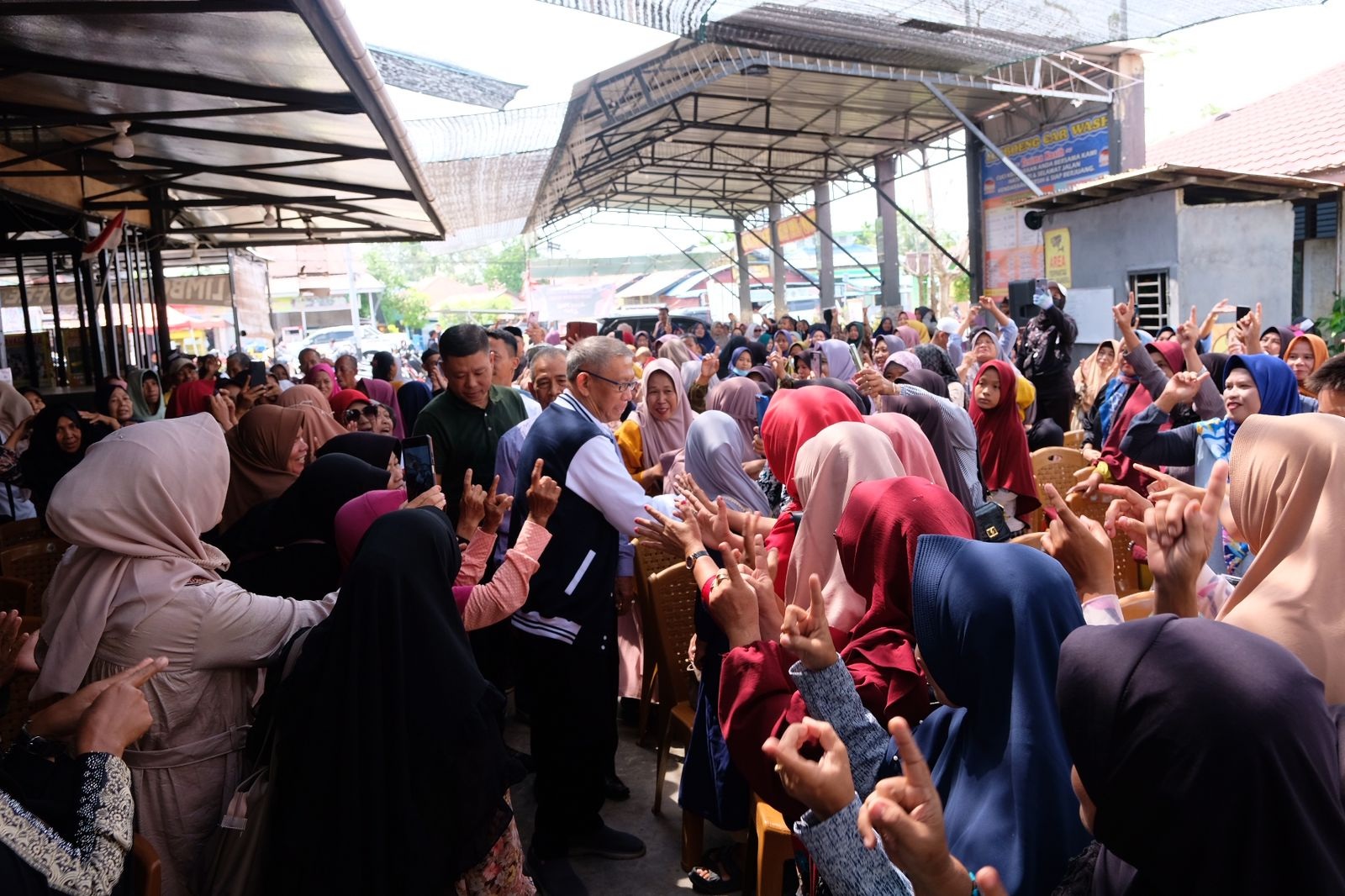 SAMBUT : Calon Gubernur Kalbar nomor urut 1, Sutarmidji disambut ratusan emak-emak saat hadir pada kampanye dialogis di Kecamatan Sungai Raya, Kabupaten Kubu Raya, Kamis (24/10).