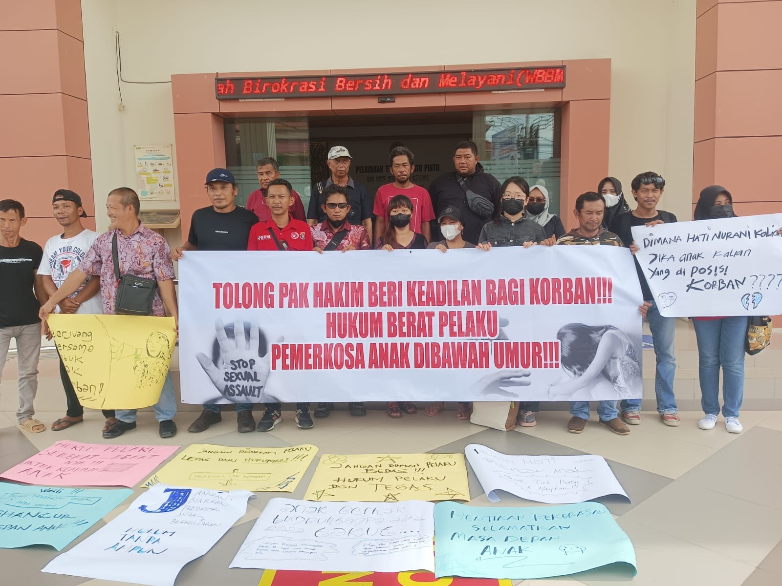 DEMO: Aksi Damai HMI Cabang Singkawang dan kuasa hukum korban di Pengadilan Negeri Singkawang. Aksi ini sebagai respons terhadap jalannya persidangan praperadilan kasus pencabulan anak di bawah umur.