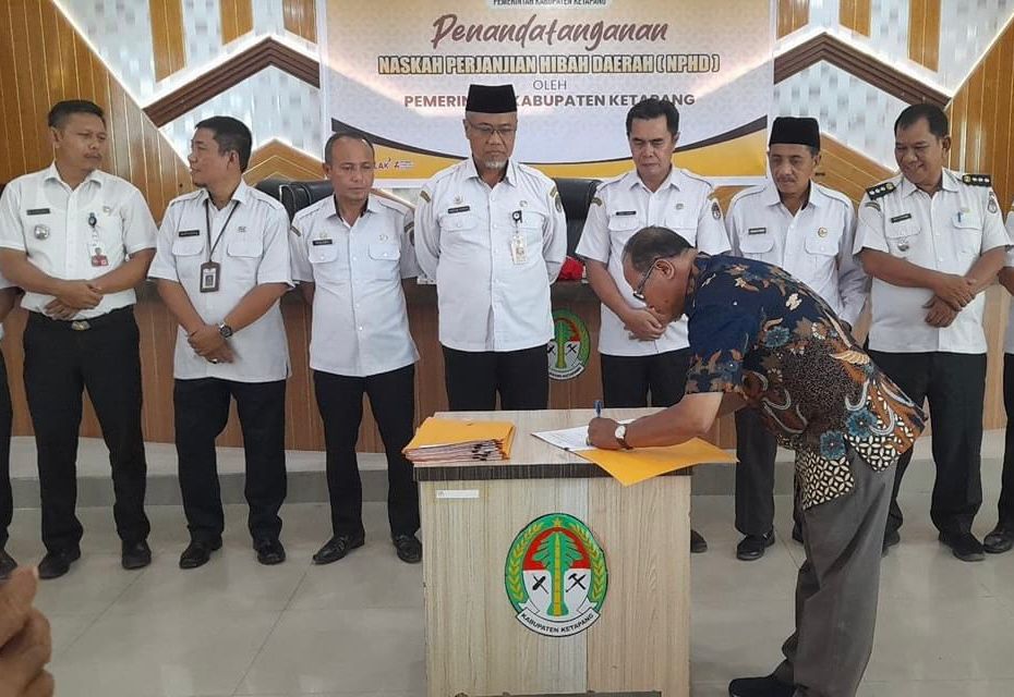 HIBAH: Penandatanganan NPHD penerima hibah dari Pemkab Ketapang, pada Rabu (23/10).