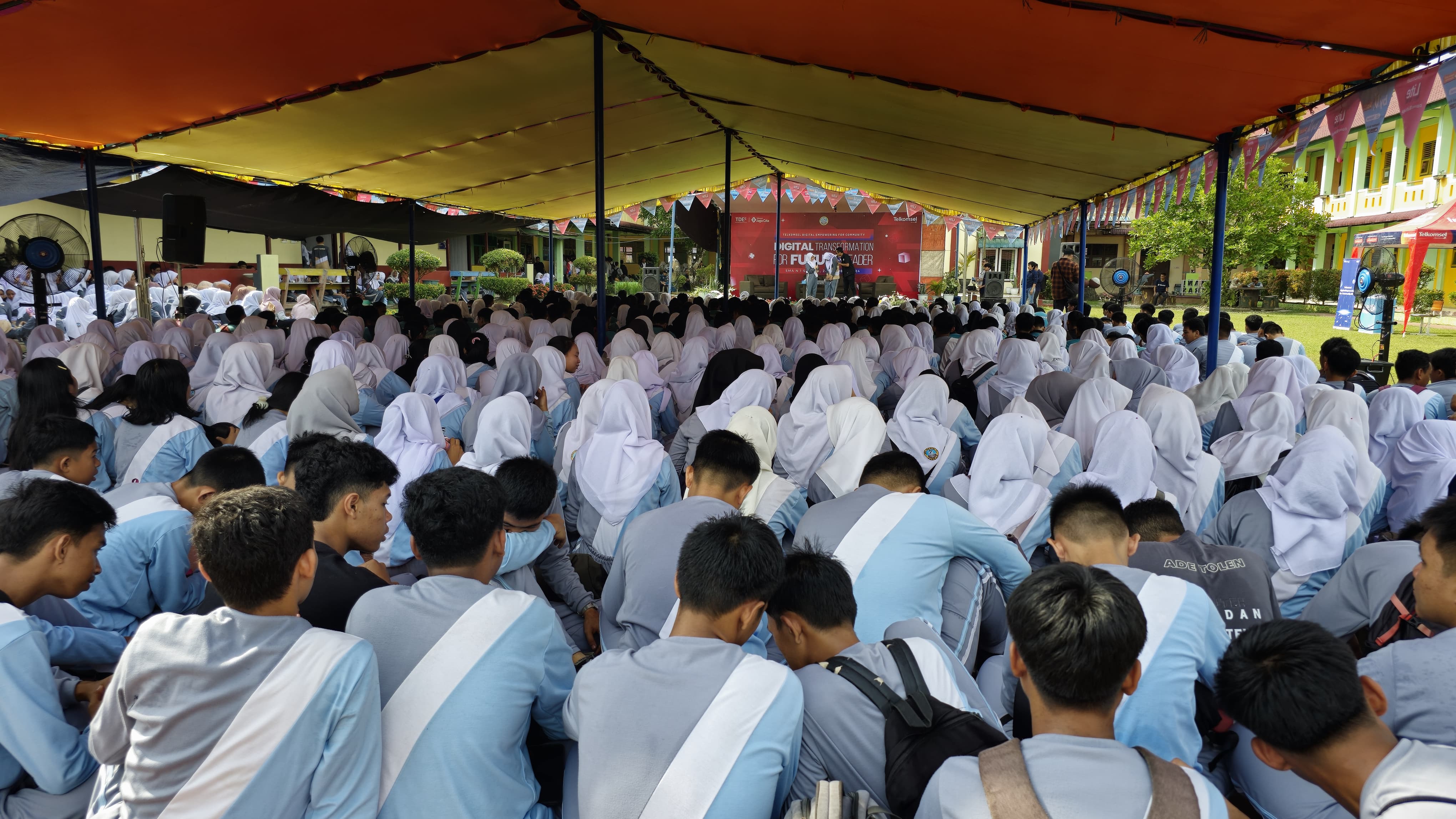 Suasana antusias peserta saat mengikuti kegiatan TDEc 2024 di SMAN 1 Sambas, di mana para pelajar dibekali pengetahuan dan keterampilan digital untuk menghadapi tantangan era transformasi digital.
