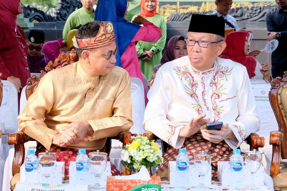 BINCANG : Calon Gubernur Kalbar nomor urut 1, Sutarmidji berbincang dengan Calon Wali Kota Pontianak Edi Kamtono saat menghadiri apel hari jadi ke-253 Kota Pontianak.