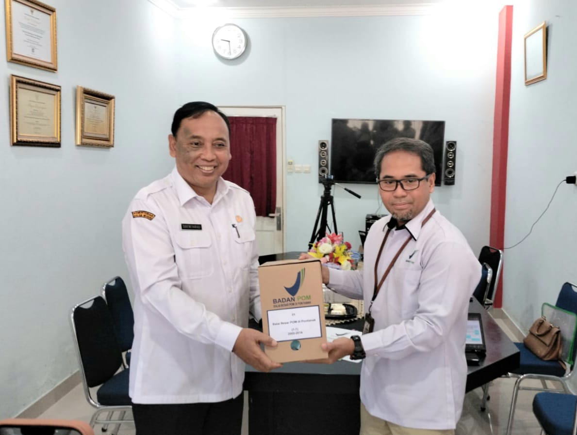 SERAHKAN: Penyerahan arsip dilakukan Kepala Balai Besar Pengawas Obat dan Makanan Pontianak Fauzi Ferdiansyah.