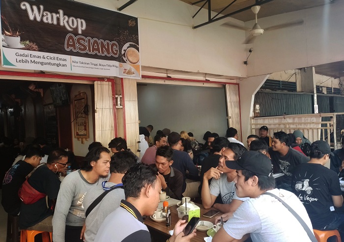 WARUNG KOPI: Warung kopi menjamur di Kota Pontianak. Tak ayal Pontianak juga dikenal dengan sebutan kota seribu warung kopi.