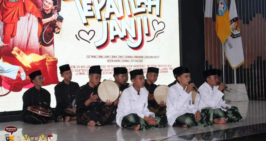 TAMPIL: Para santri menampilkan kesenian hadrah dalam nonton bareng film "Tepatilah Janji" di Kubu Raya pada Jumat (25/10).