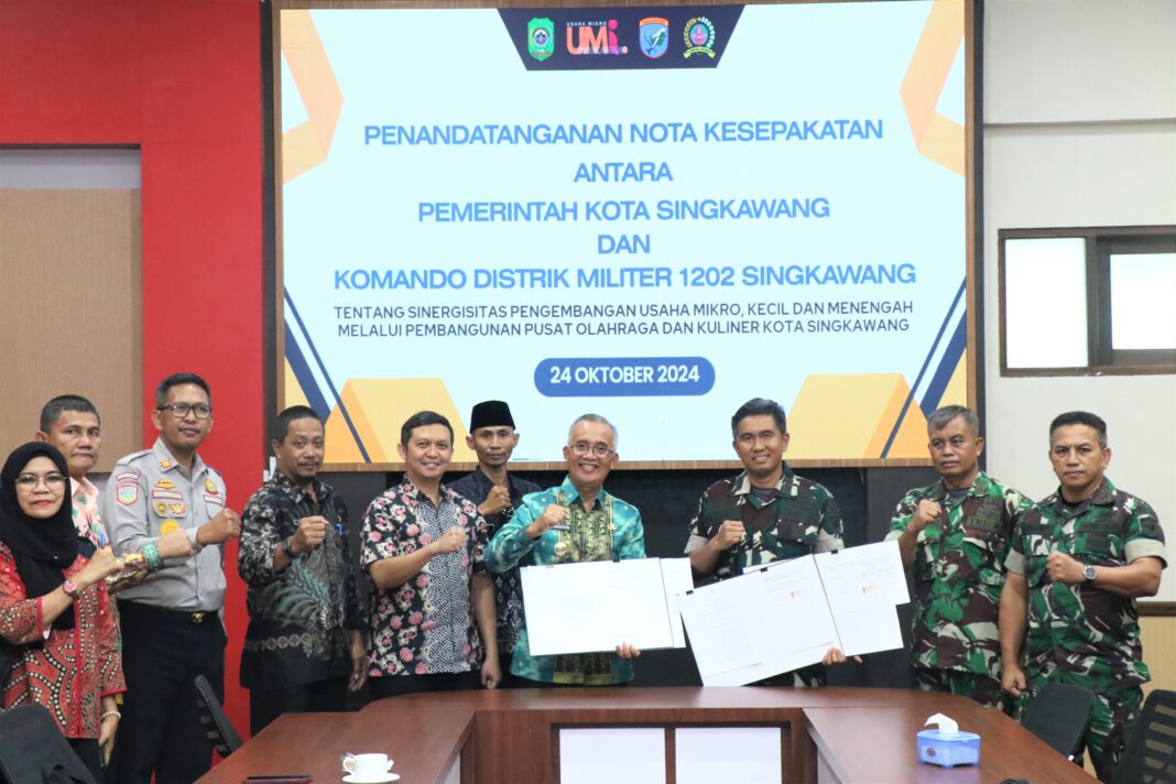 DIABADIKAN: Foto bersama pihak Pemkot Singkawang dan Kodim 1202 usai penandatanganan nota kesepahaman terkait pembangunan pusat olahraga dan kuliner Kota Singkawang Kamis (24/10).