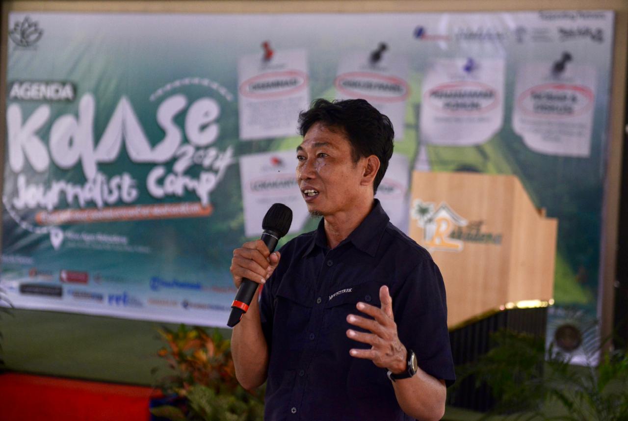 Direktur Yayasan Kolase Kalbar, Andi Fachrizal saat membuka kegiatan Kolase Jurnalist Camp 2024 di New Agro Rekadena, Kecamatan Sungai Kakap, Kabupaten Kubu Raya.