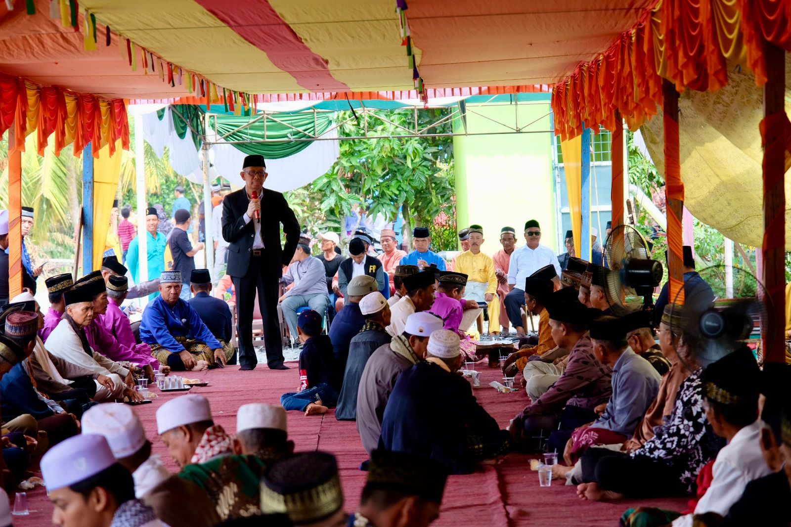 TARUB : Cagub Kalbar nomor urut 1, Sutarmidji saat menghadiri majelis tarub akikah cucu anggota DPRD Kabupaten Sambas As