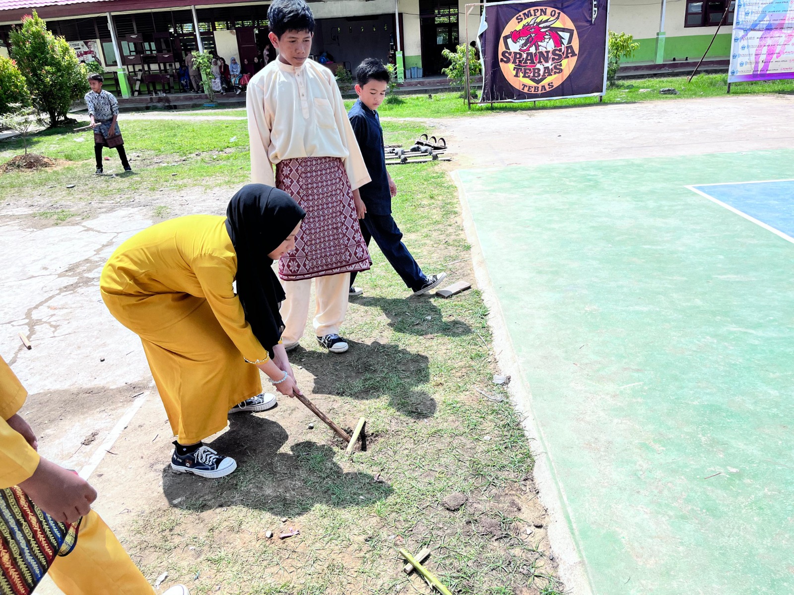 PERMAINAN TRADISIONAL: Sejumlah pelajar SMP Negeri 1 Tebas memainkan permainan tradisional yang menjadi program P5 di sekolah tersebut.