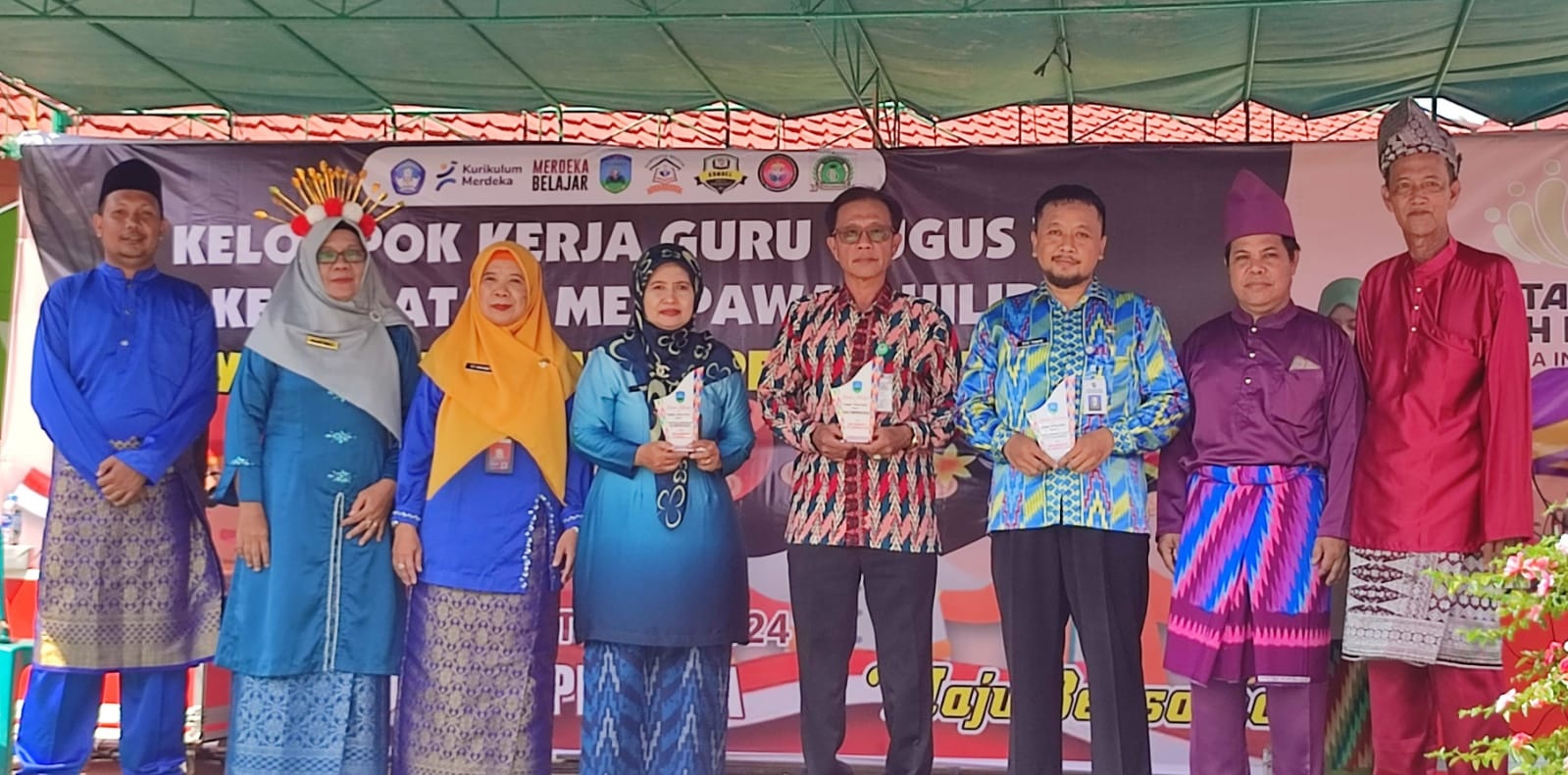 KKG : Sekretaris Disdikporapar foto bersama Kepsek dan Ketua Kelompok Kerja Guru (KKG).