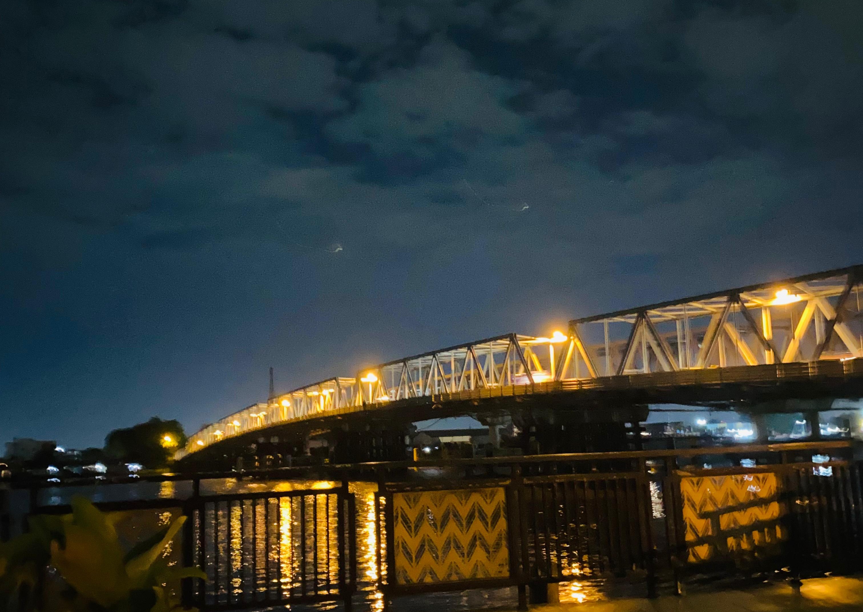 INSTAGRAMABLE: Pemandangan indah malah hari di Teras Parit Nanas mengarah pada Jembatan Landak.