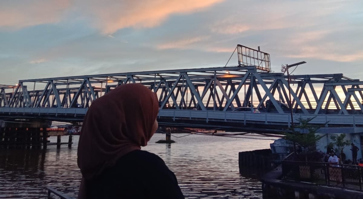 SUNSET: Menikmati keindahan sunset di Teras Parit Nanas sambil bersantai bersama teman-teman.&nbsp;