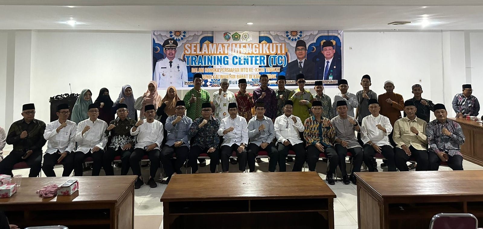 MENUTUP TC: Pj Bupati Ismail foto bersama para peserta dan pelatih TC MTQ.
