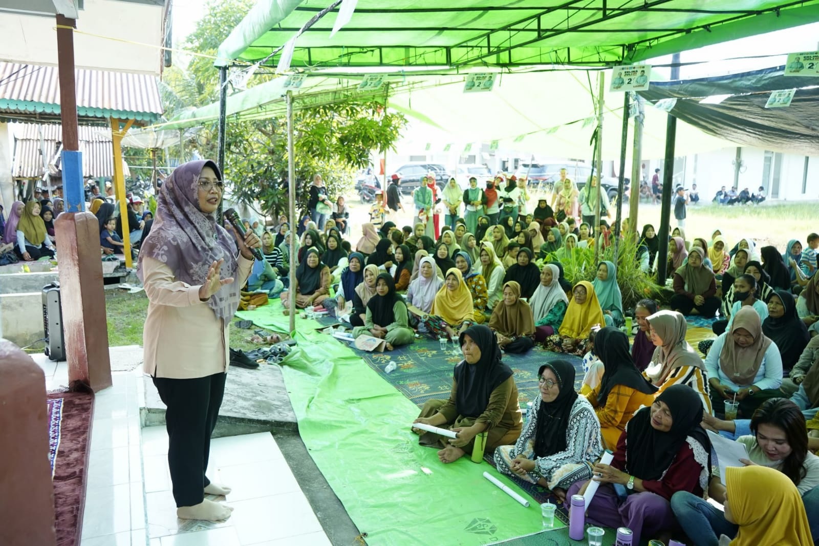 DIALOGIS: Hj Erlina saat melaksanakan kampanye dialogis di Desa Sungai Duri 1.