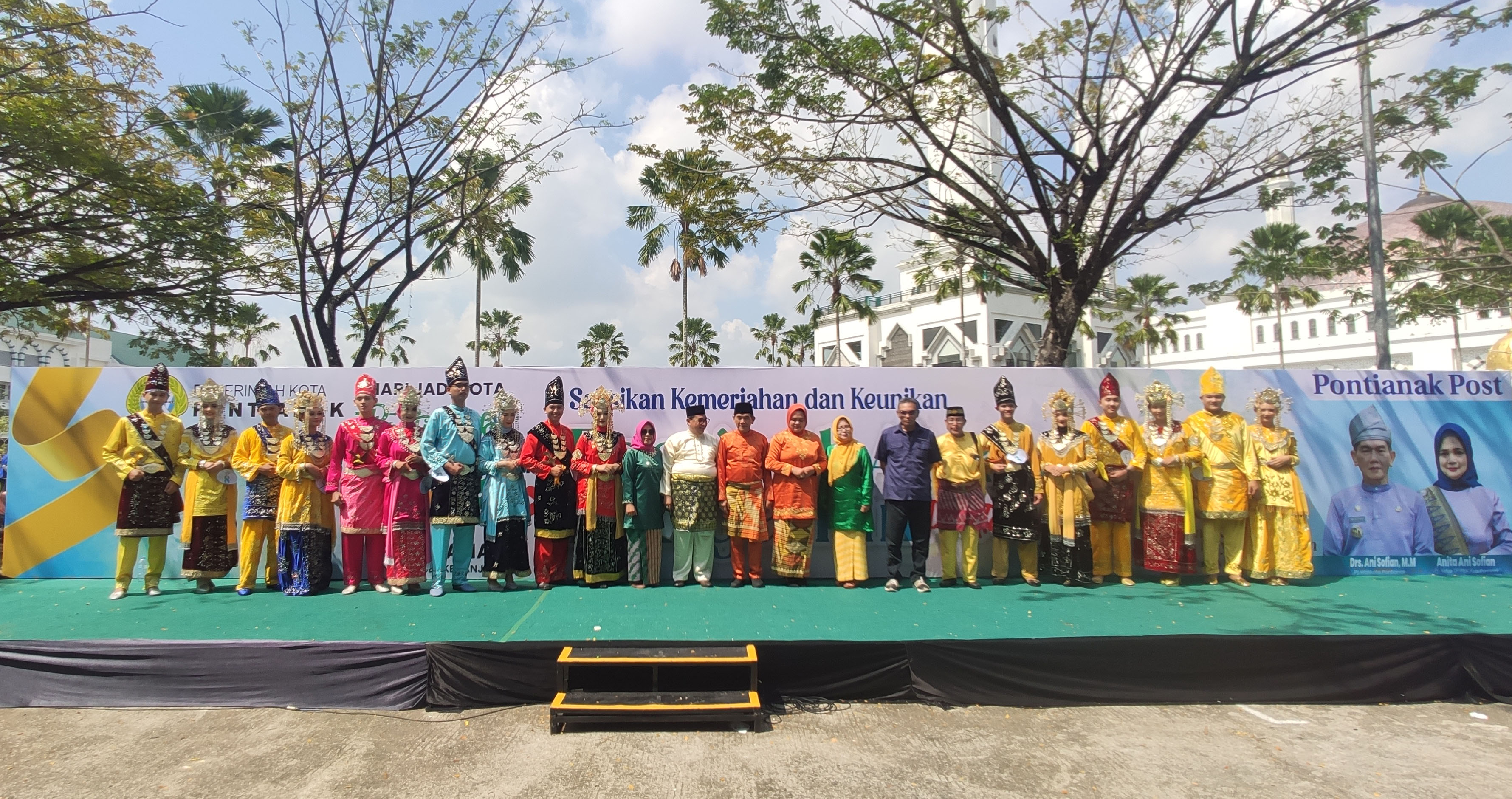 DIABADIKAN:Pj Wali Kota Pontianak, Ani Sofian dan istri serta juri berfoto bersama peserta festival arakan pengantin.