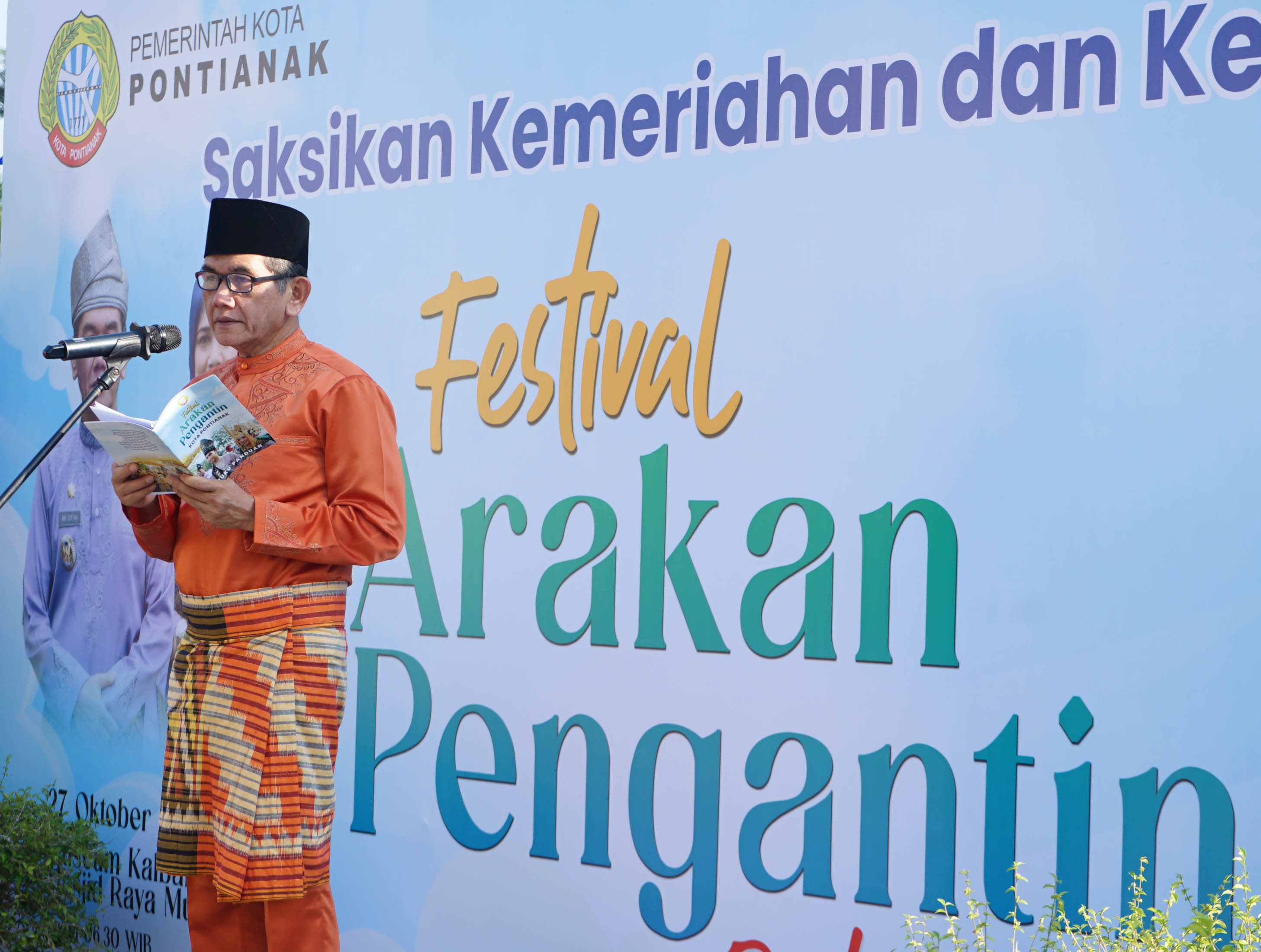 SAMBUTAN: Pj Wali Kota Pontianak, Ani Sofian sebelum pelepasan arakan pengantin.