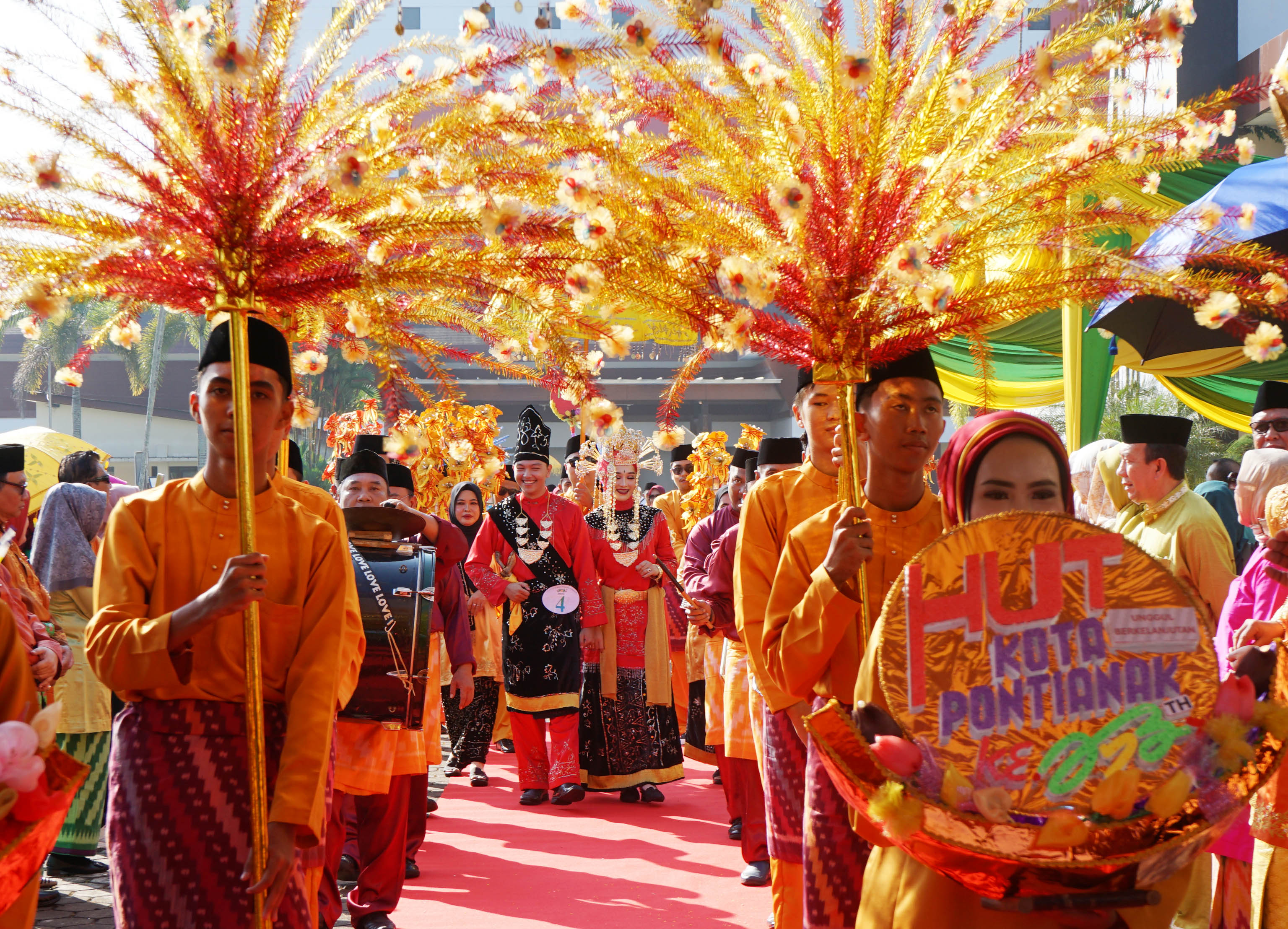 MEMUKAU: Tim arakan pengantin memilih warna pakaian dengan warna yang menarik.