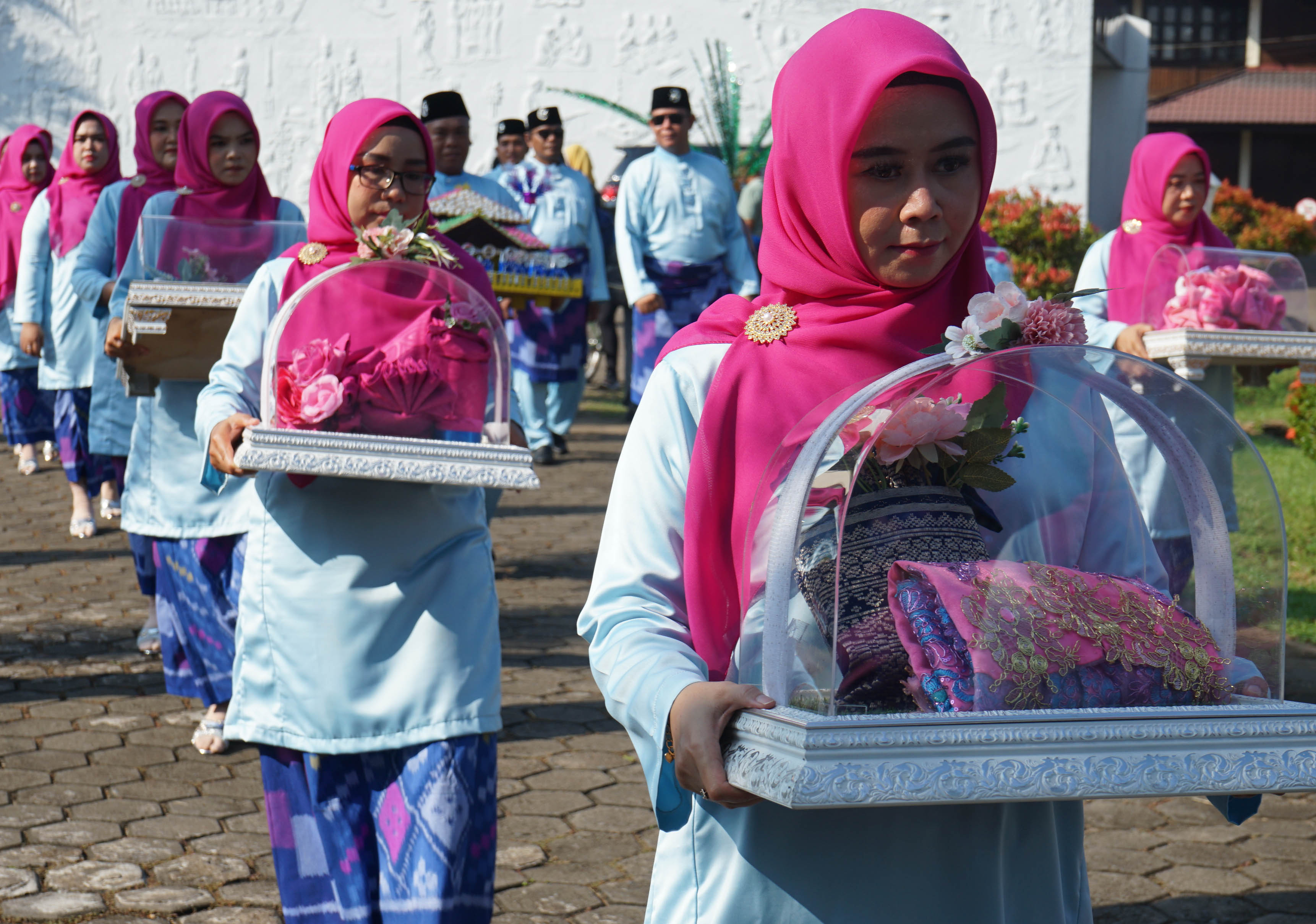 HANTARAN: Peserta arakan pengantin membawa hantaran dengan rapi.