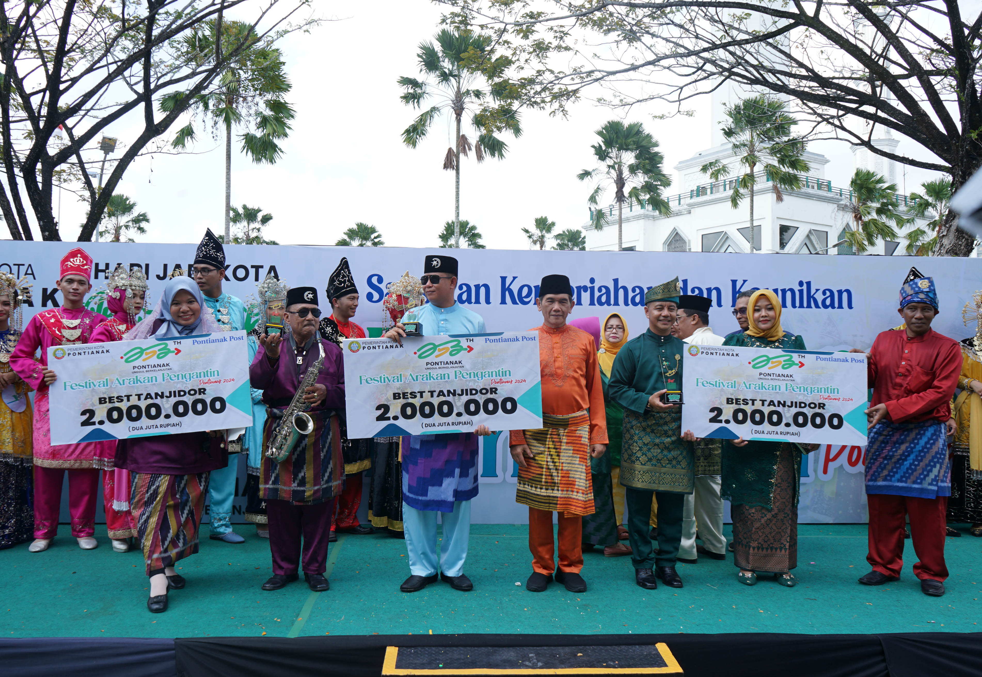 PEMENANG TERBAIK: Pj Wali Kota Pontianak, Ani Sofian berfoto dengan pemenang.