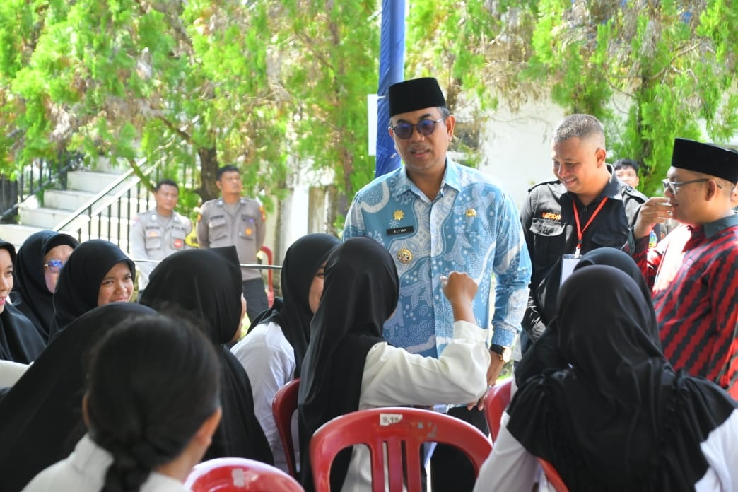 TINJAU: Penjabat (Pj) Bupati Kayong Utara Alfian meninjau Tes CAT Calon Pegawai Negeri Sipil (CPNS).