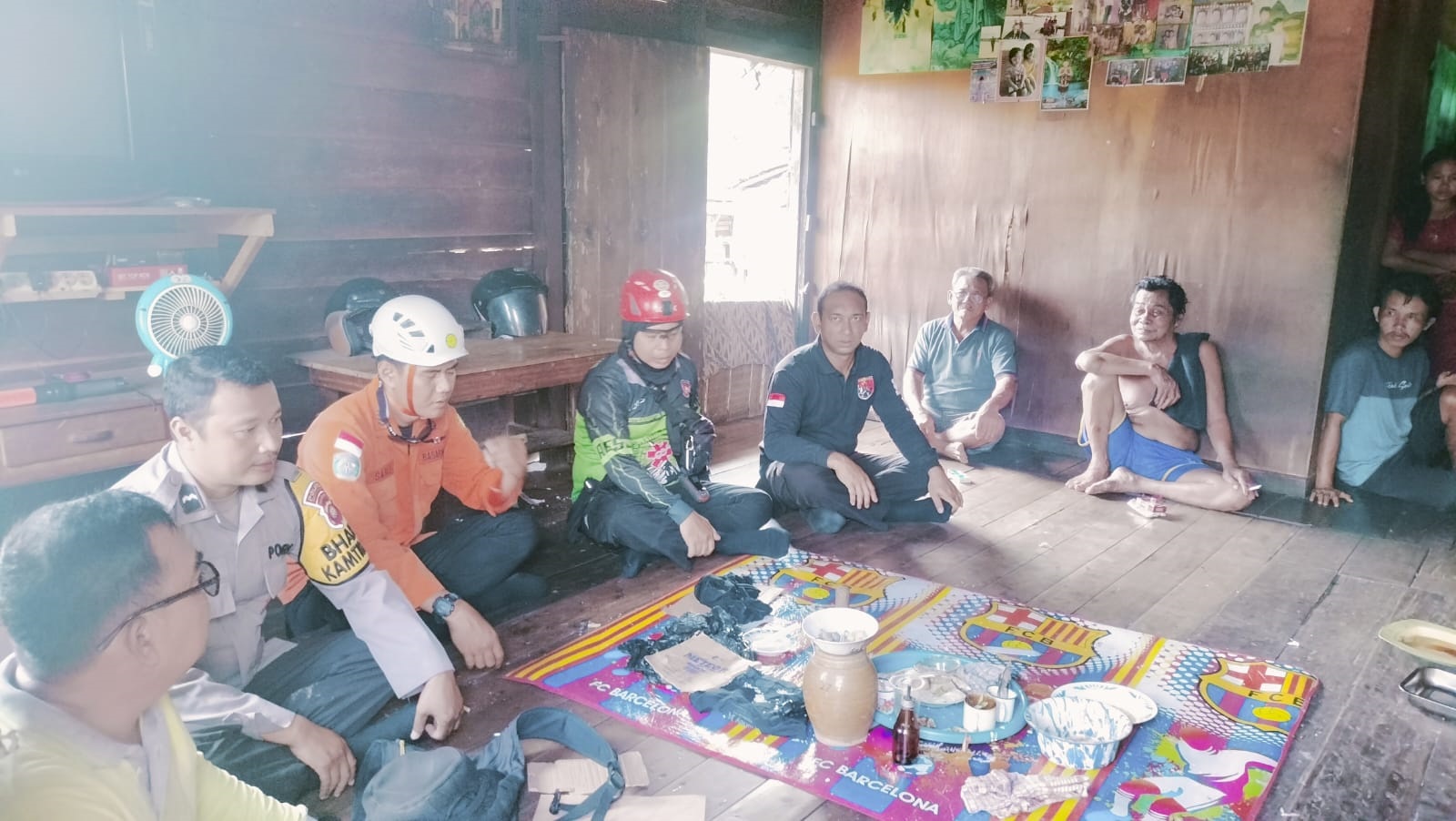 HILANG: Polisi saat mengantarkan Supriyanto alias Yanto (40) yang hilang tiga hari ke rumahnya di Desa Lingga, Kecamatan Sungai Ambawang pada Minggu (27/10).