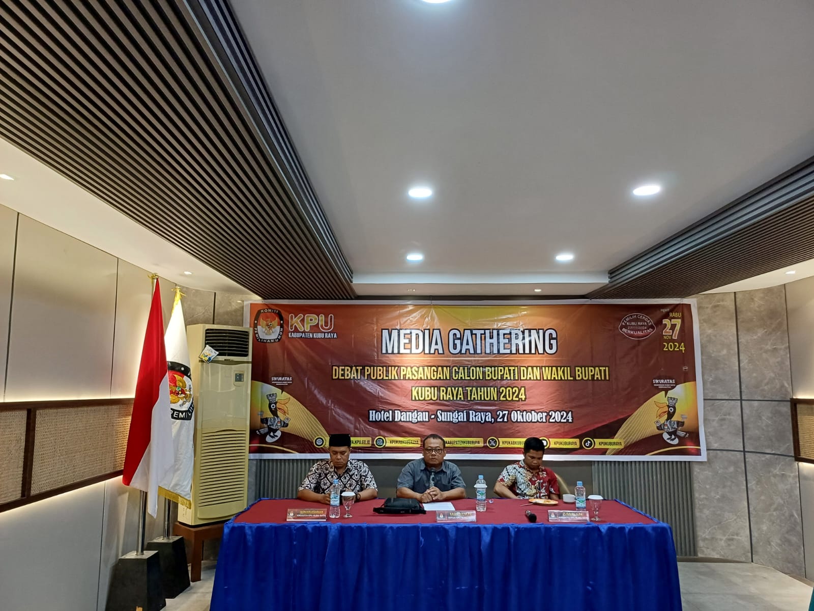 Ketua KPU Kubu Raya, Kasiono memberikan keterangan kepada wartawan terkait persiapan Debat Publik Pasangan Calon Bupati dan Calon Wabup Kubu Raya tahun 2024.