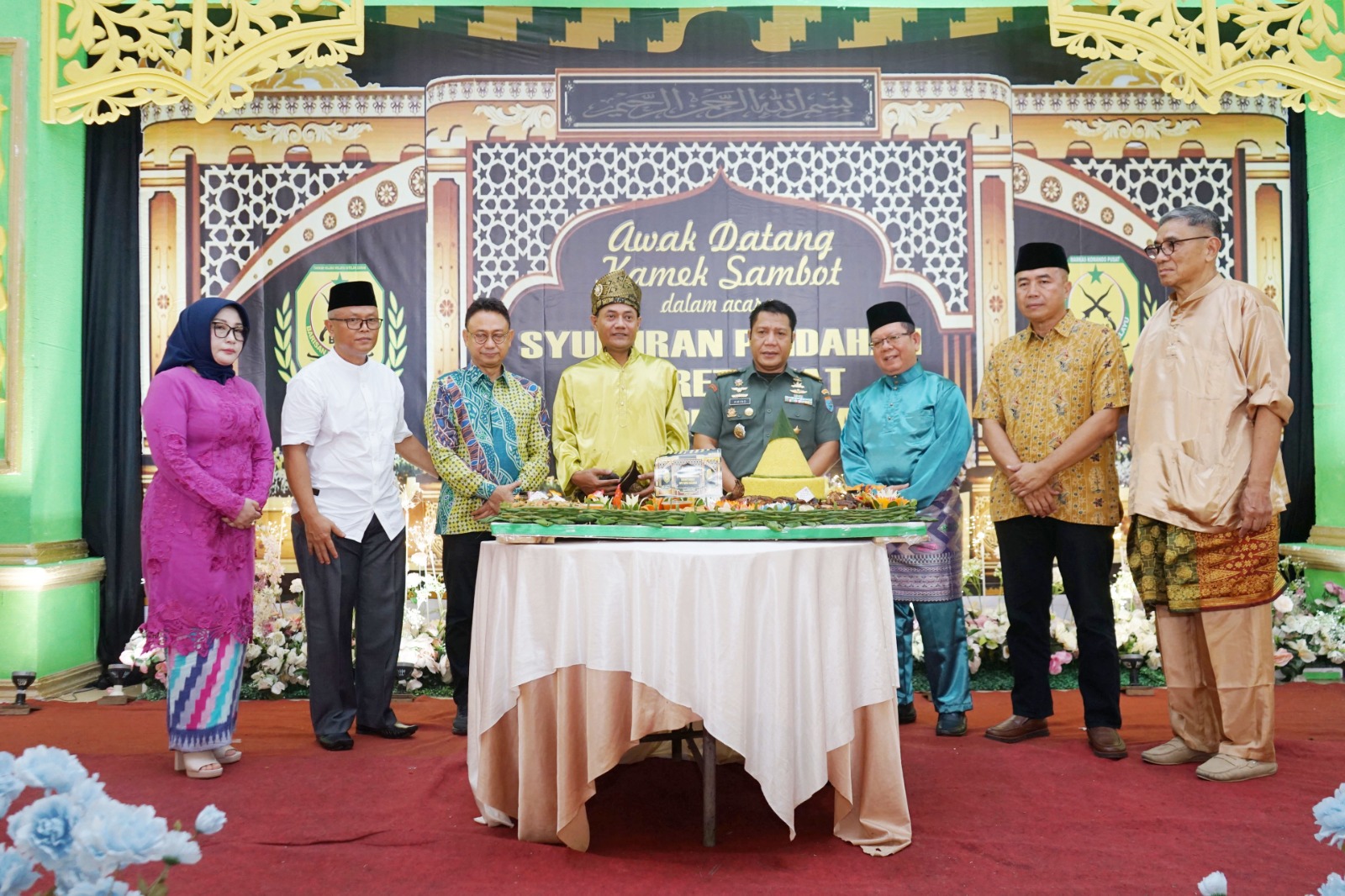 POTONG TUMPENG:Ketua DPP BPM Kalbar, Gusti Edy bersama tamu undangan saat memotong tumpeng syukuran pindahan sekretariat.