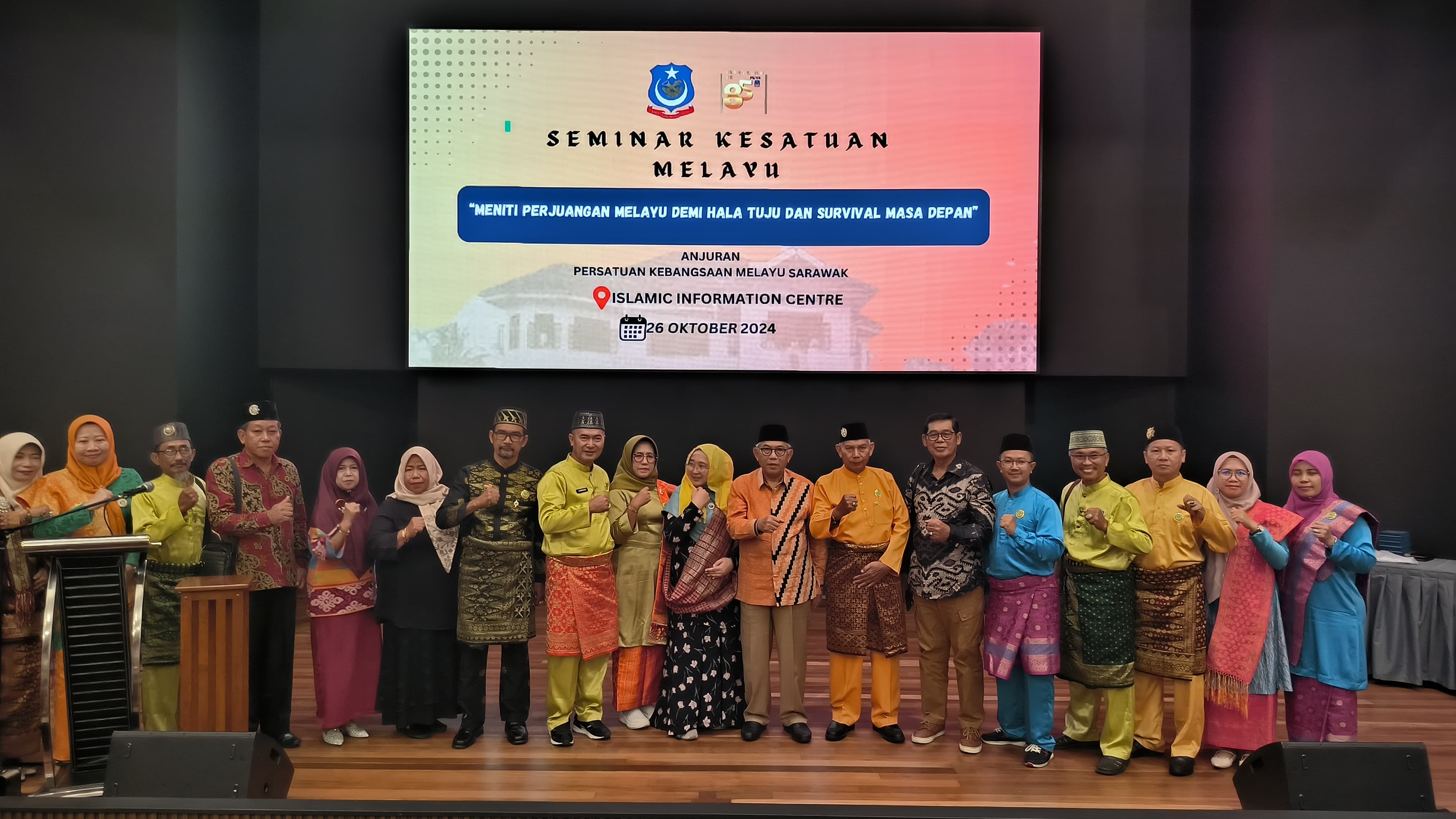 HADIR: DPD MABM Singkawang saar menghadiri Seminar Kesatuan Melayu Sarawak di Gedung Islamic Information Center Kuching Sarawak Malaysia, Sabtu (26/10).