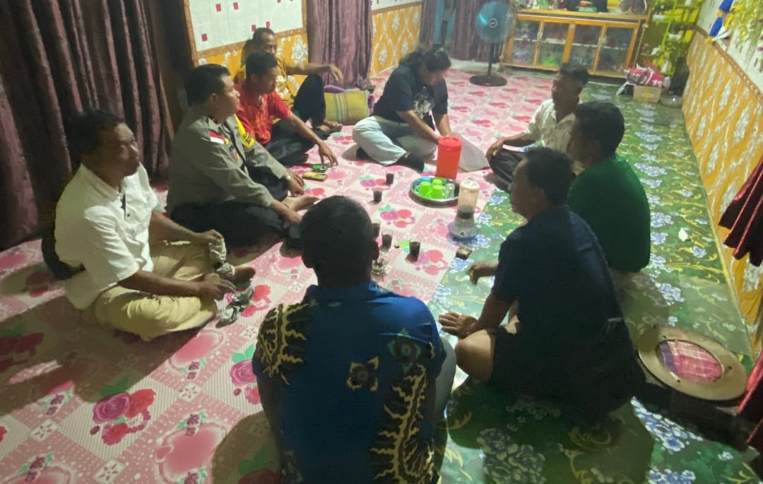 BERTEMU: Kapolsek Suhaid IPDA Suryadi saat bertemu dengan Penambang.