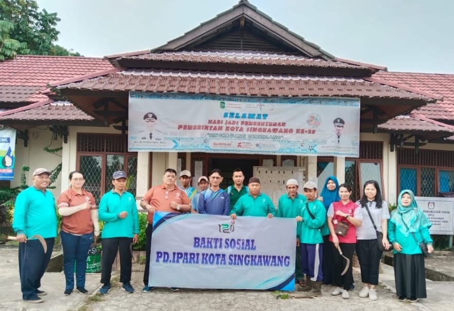 BAKSOS: Pengurus IPARI Kota Singkawang saat melakukan bakti sosial di di Kelurahan Nyarumkop, Kecamatan Singkawang Timur.