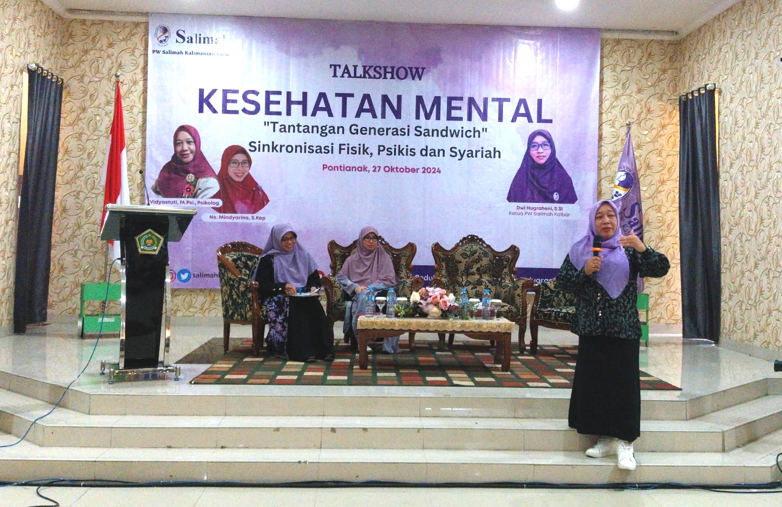 PAPARAN: Psikolog Vidyastuti, salah satu pembicara dalam kegiatan alkshow Kesehatan Mental yang digelar oleh Salimah Kalbar, Minggu (27/10). (SITI PONTIANAK POST)