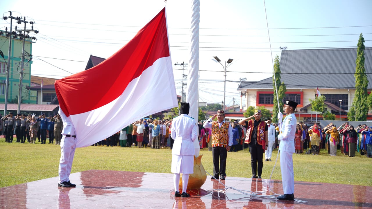 Pj Bupati Sanggau, Suherman memimpin upacara Peringatan Hari Sumpah Pemuda yang dipusatkan di Halaman Kantor Bupati Sanggau.