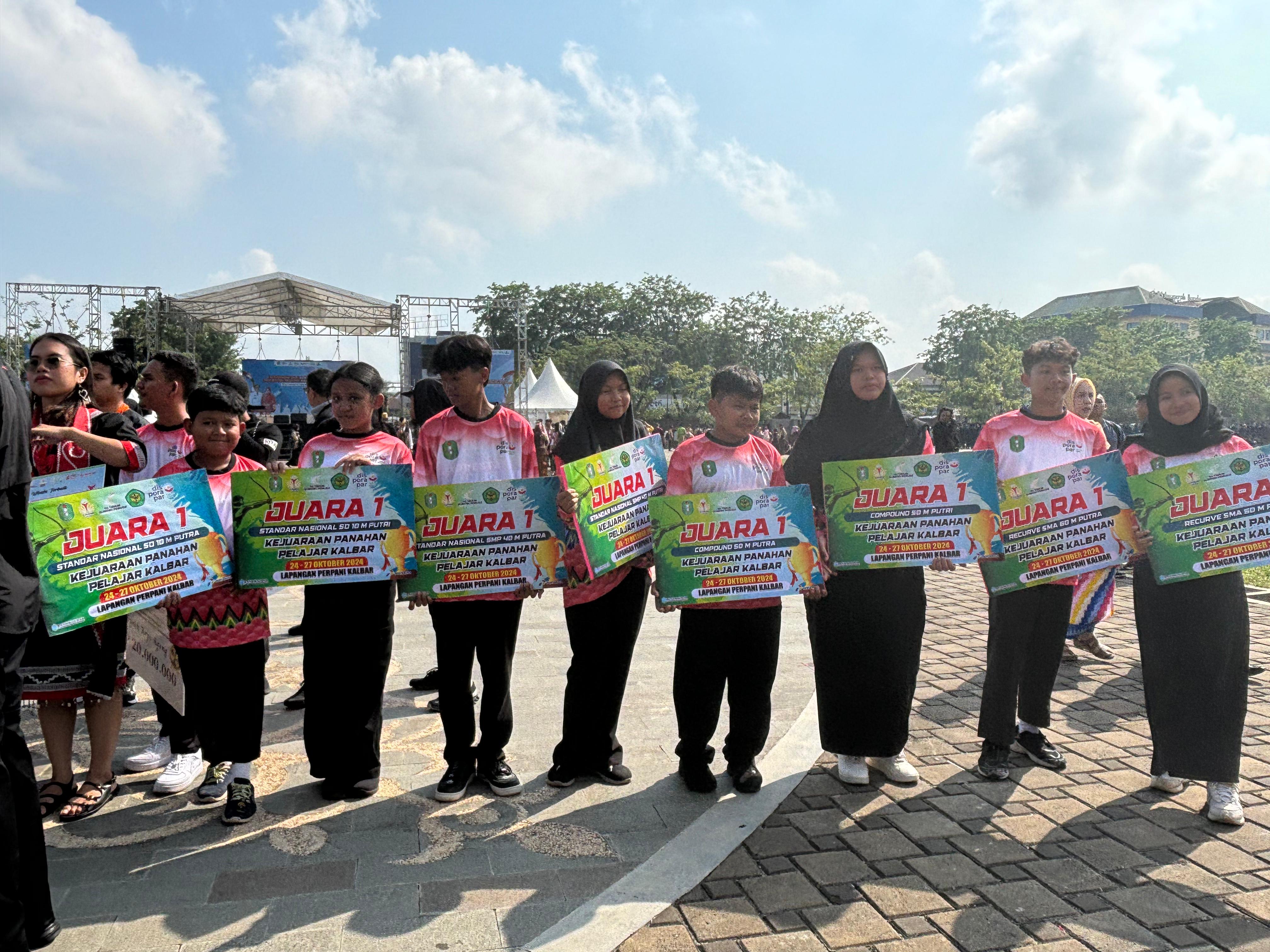JUARA: Para Juara saat foto bersama pada ajang lomba Compound 50 Meter.