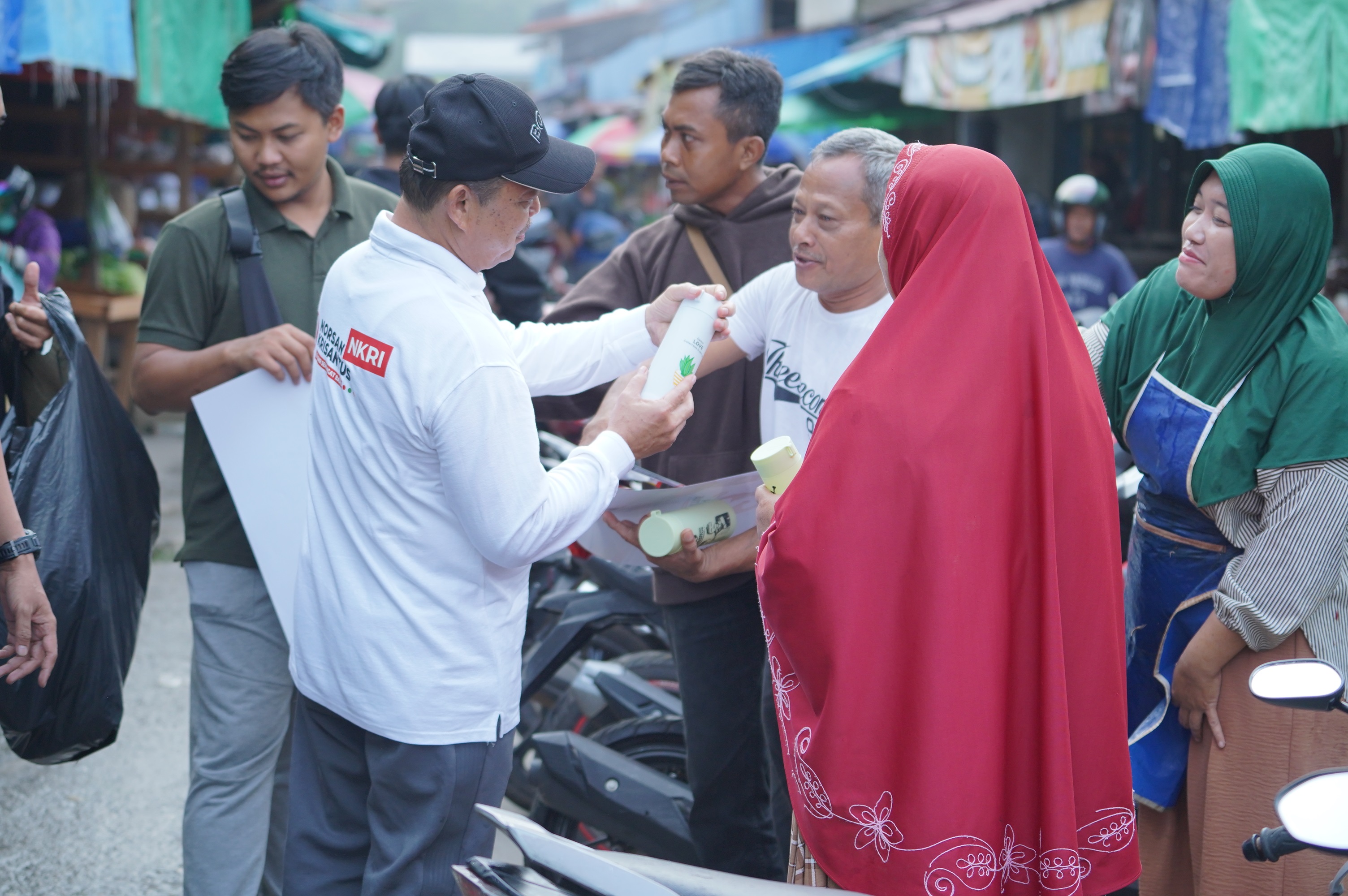 Ria Norsan saat blusukan ke Pasar Pagi Putussibau, Kabupaten Kapuas Hulu, Minggu (27/10/2024) pagi.