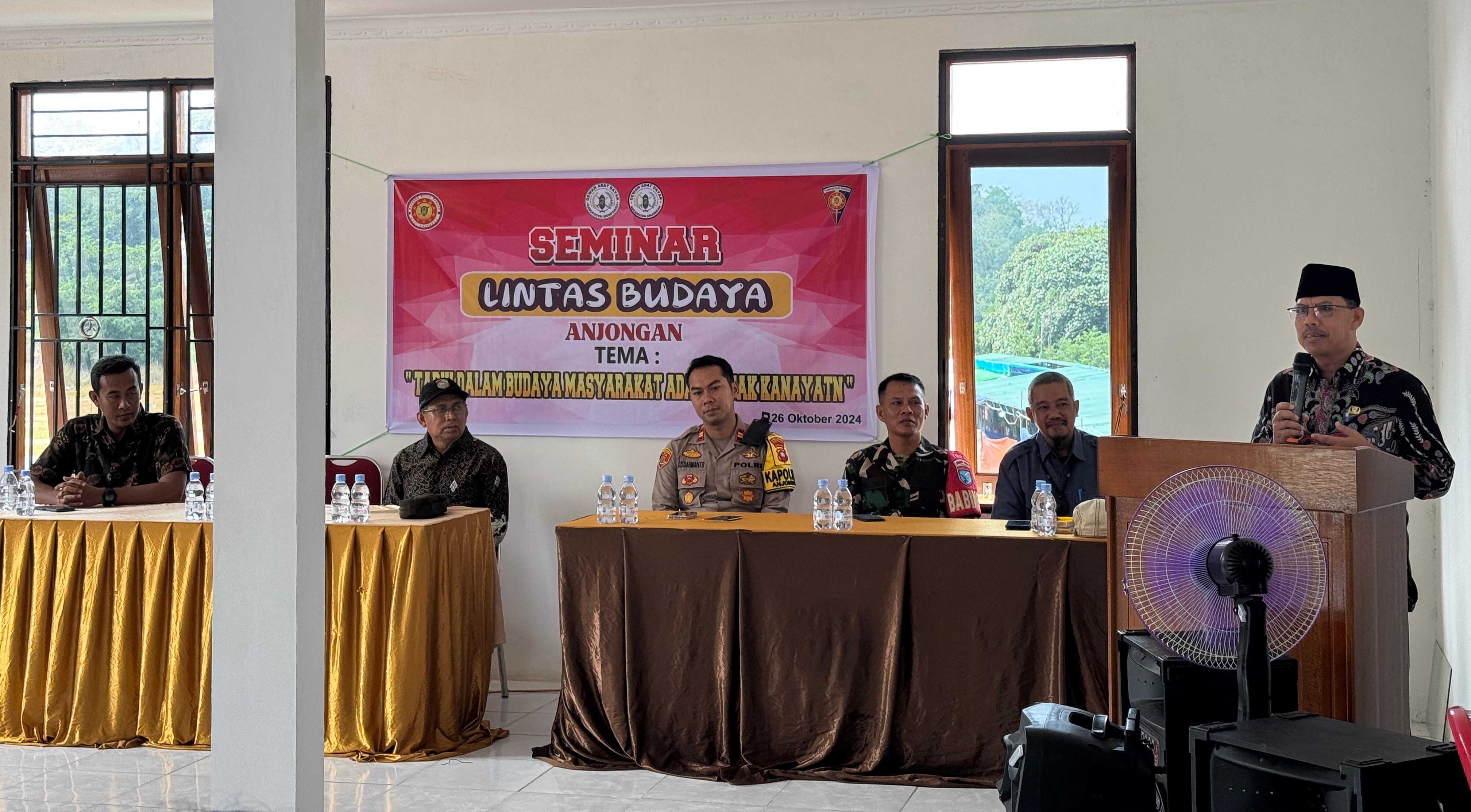 SEMINAR: Penjabat Bupati Mempawah Ismail membuka seminar lintas budaya Kecamatan Anjongan.