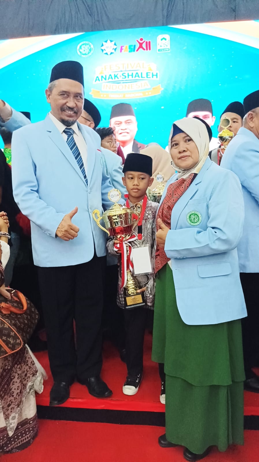 KAFILAH: Salah seorang kafilah Provinsi Kalbar menerima piala.