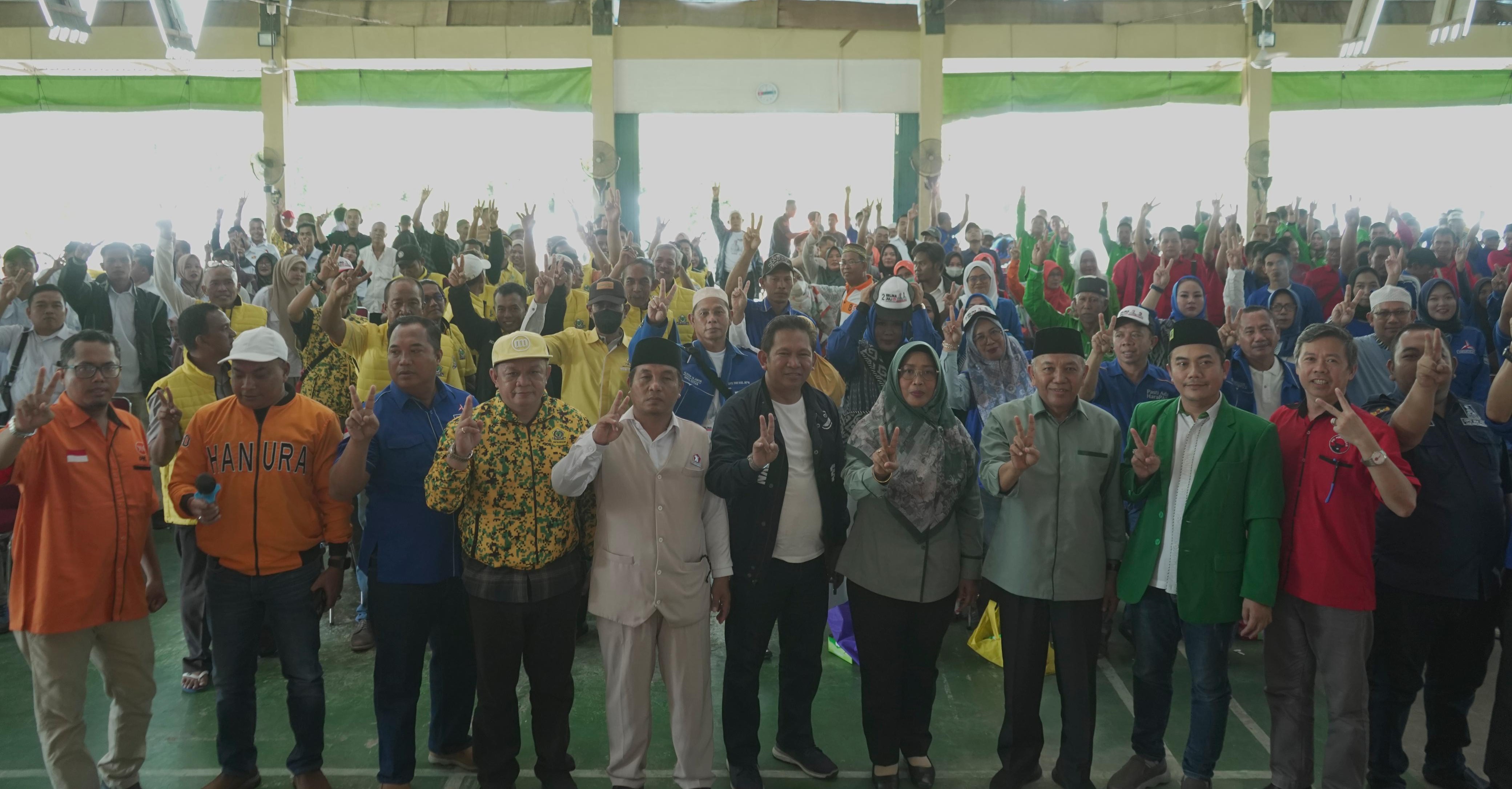 SIMPATISAN: Pasangan TERUJI foto bersama pengurus dan kader serta simpatisan parpol koalisi pengusungnya.